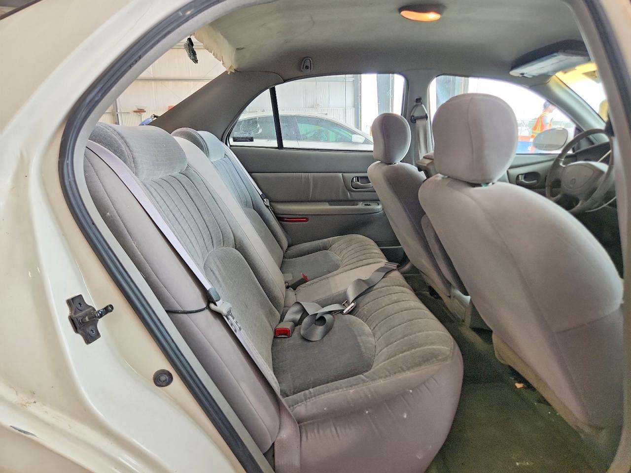 2001 Buick Century Custom White vin: 2G4WS52J711282016