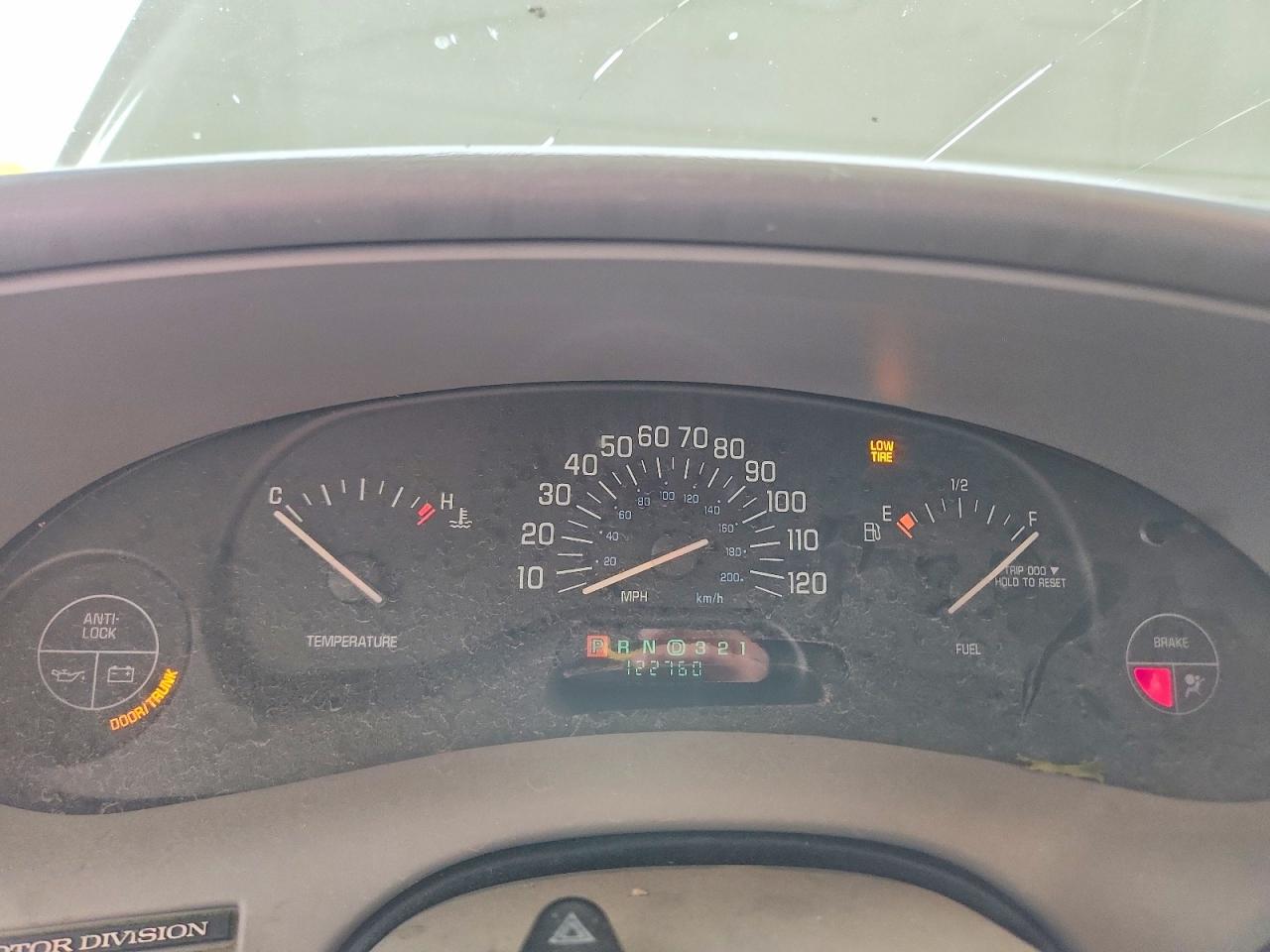 2001 Buick Century Custom White vin: 2G4WS52J711282016