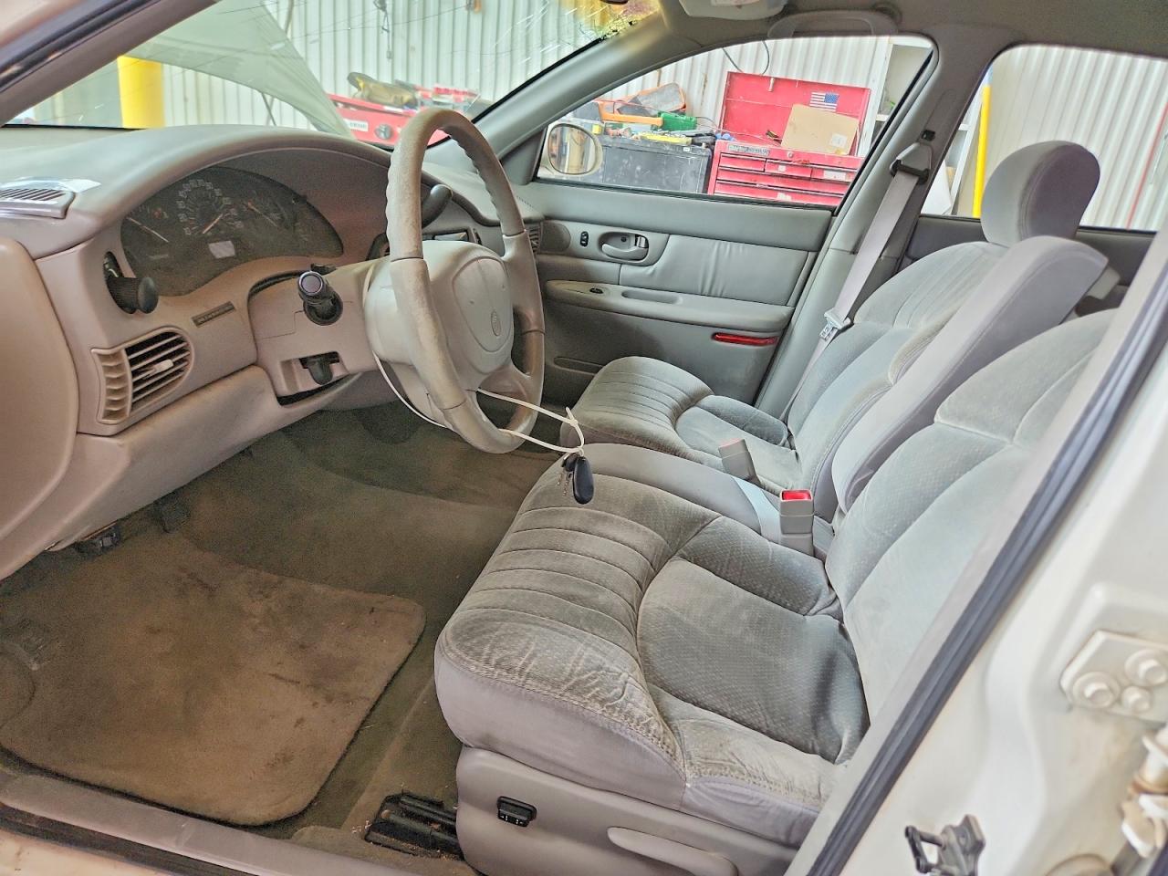 2001 Buick Century Custom White vin: 2G4WS52J711282016
