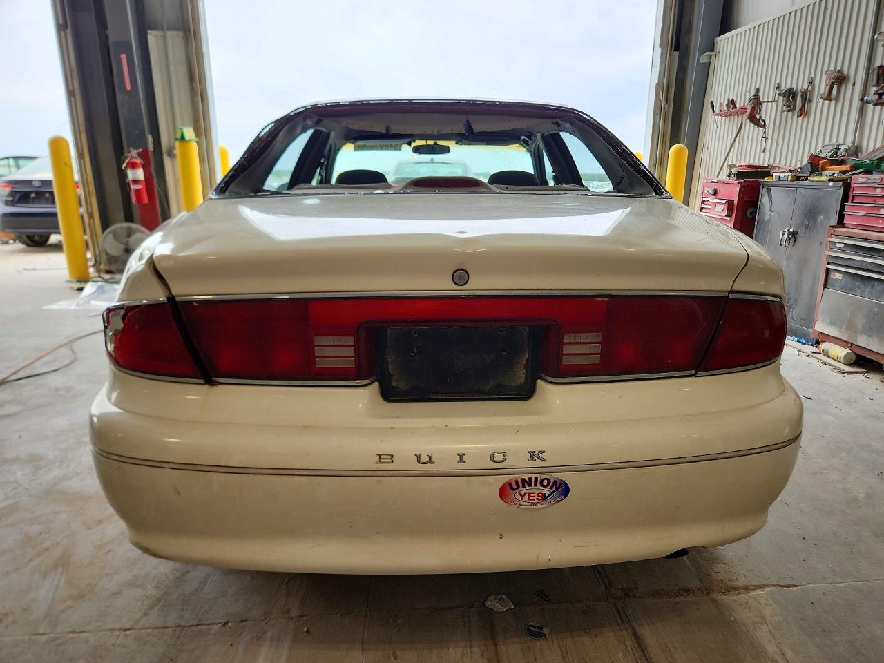 2001 Buick Century Custom White vin: 2G4WS52J711282016