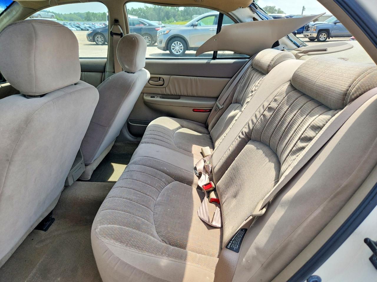 2001 Buick Century Custom White vin: 2G4WS52J811193717