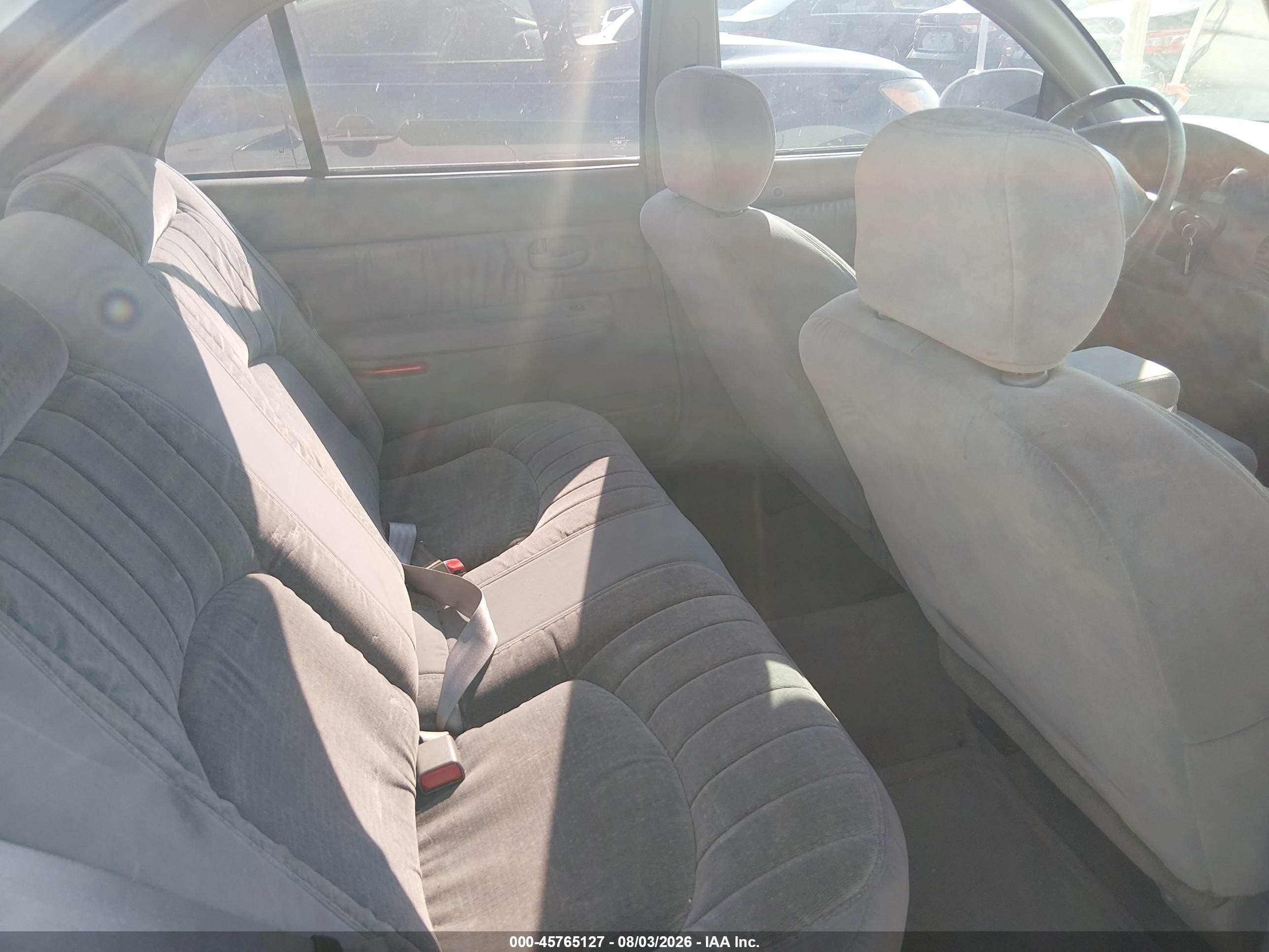 1998 Buick Century Custom White vin: 2G4WS52M0W1598813