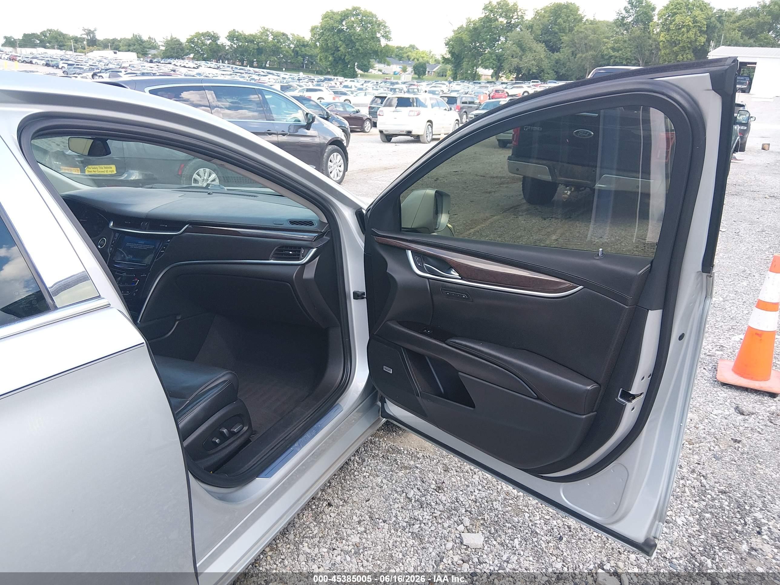 2015 Cadillac Xts Luxury Серебряный vin: 2G61N5S31F9179547