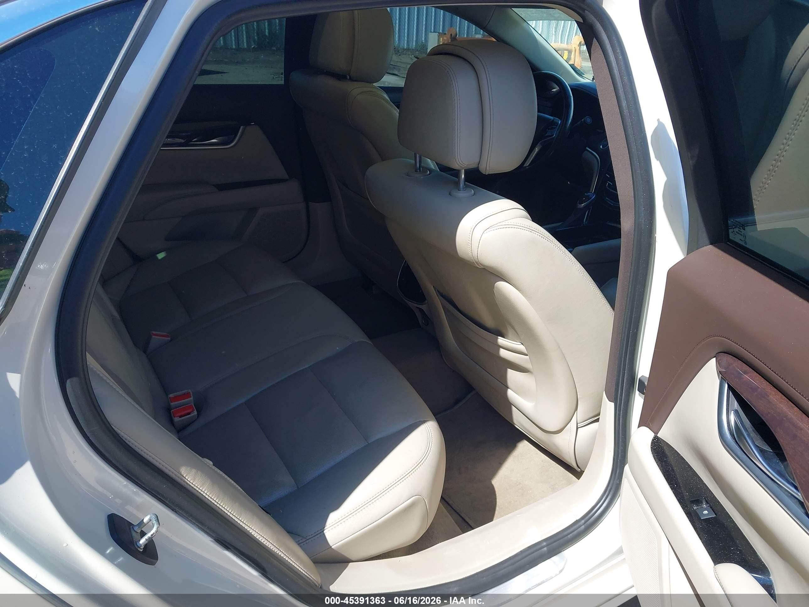 2013 Cadillac Xts Luxury White vin: 2G61P5S39D9103842