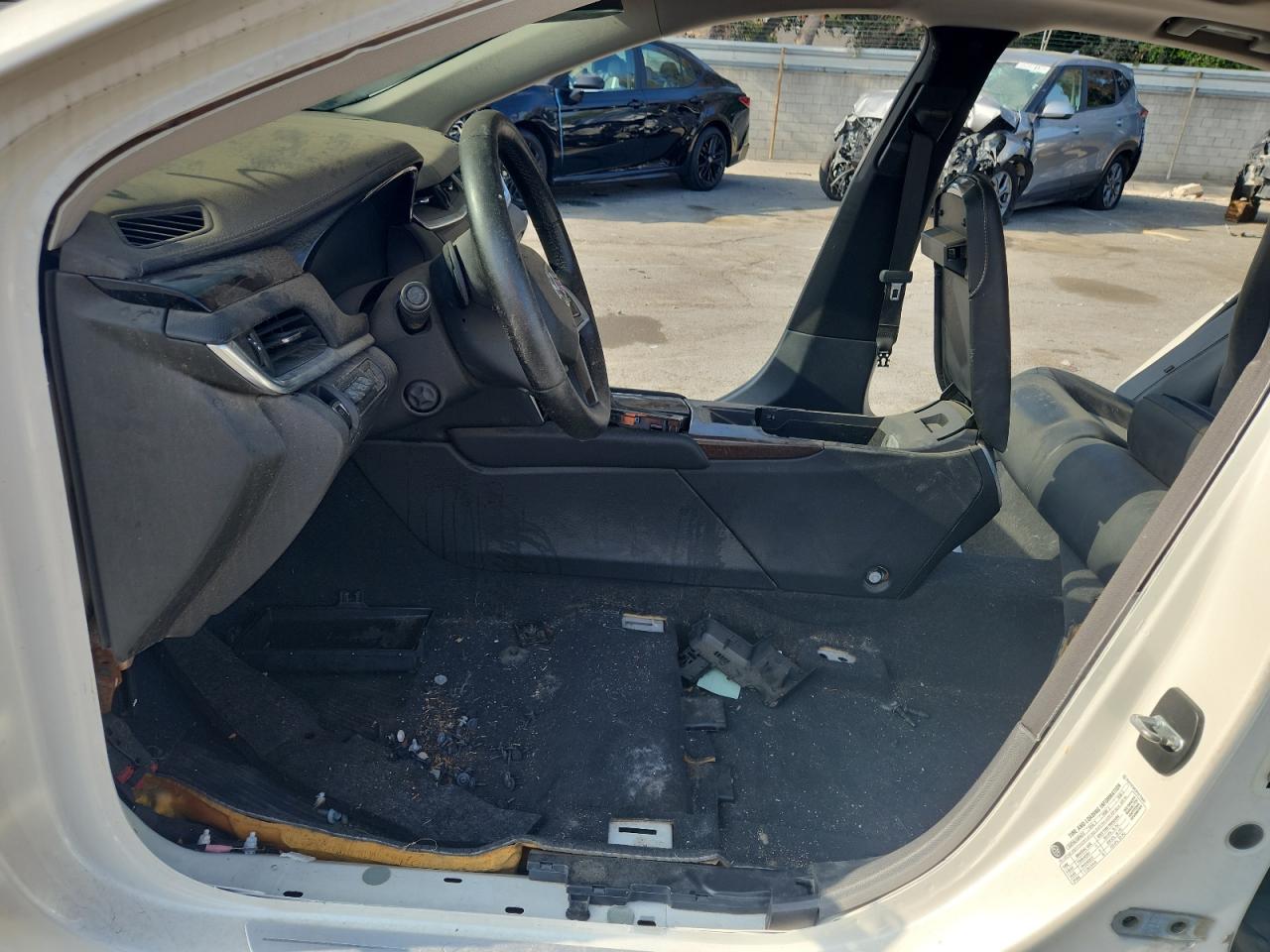 2015 Cadillac Xts Vsport Premium White vin: 2G61V5S83F9115845 Damage: Left Front Seat, Missing, Replacement Required