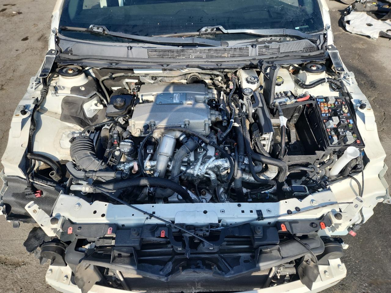 2015 Cadillac Xts Vsport Premium White vin: 2G61V5S83F9115845 Damage: Left Front Rail, Kinked, > 12 Inches