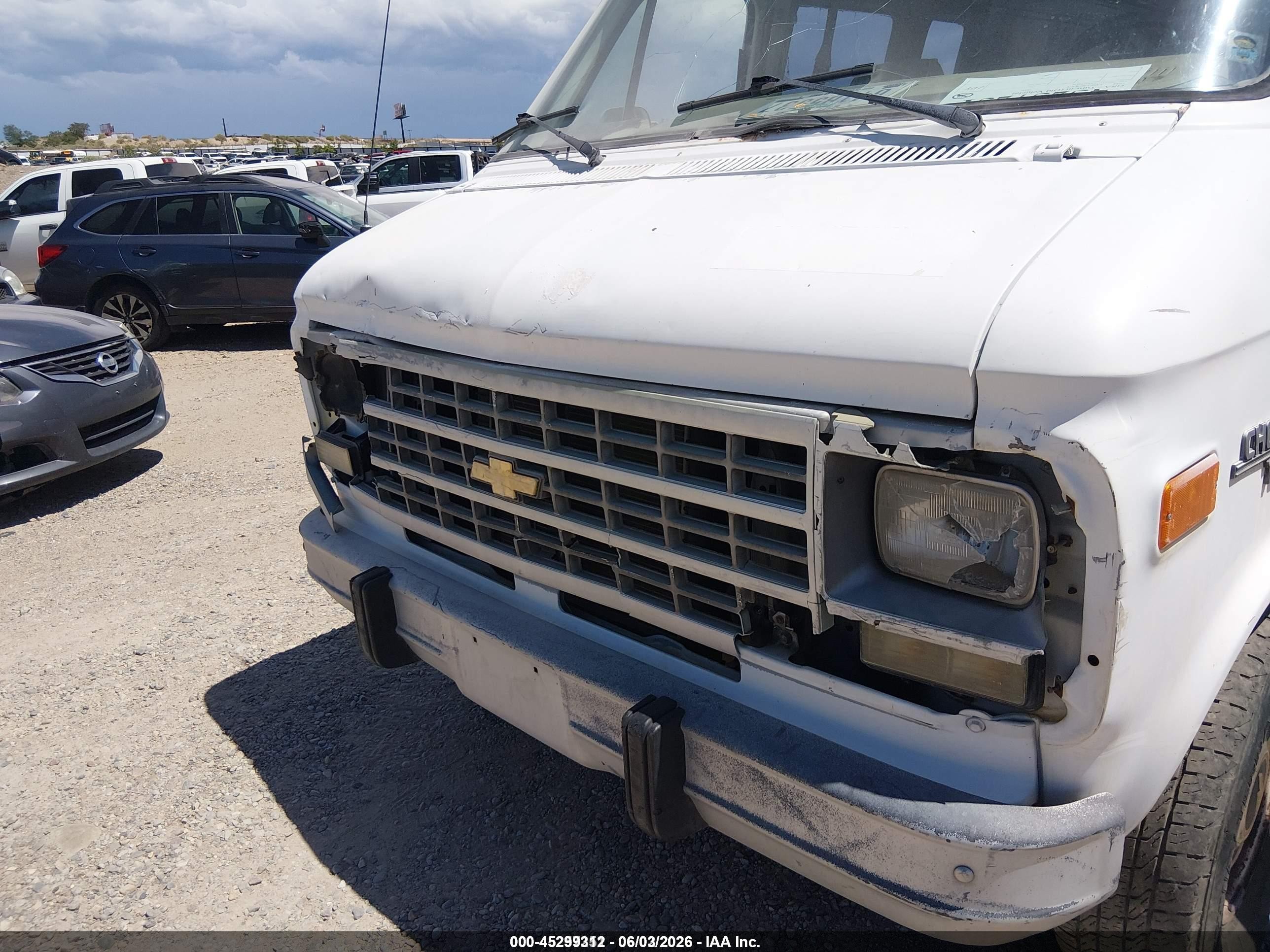 1992 Chevrolet G10   Белый vin: 2GCCG15ZXN4104558