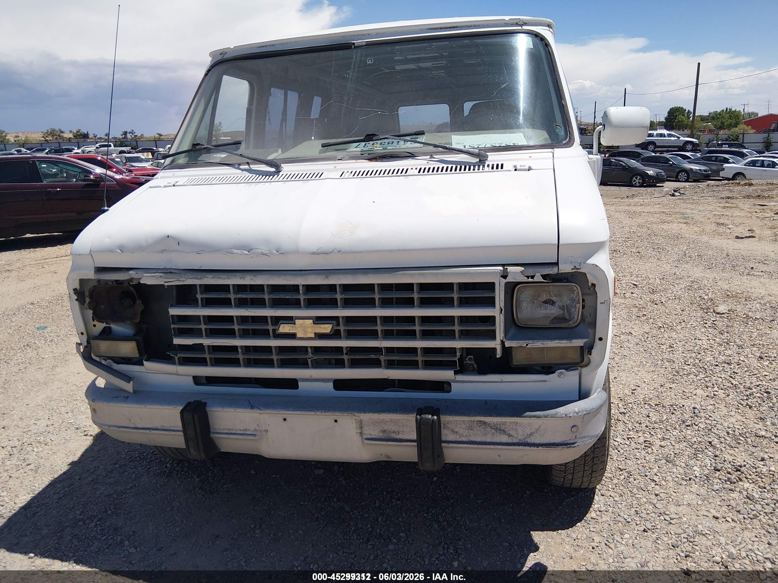 1992 Chevrolet G10   Белый vin: 2GCCG15ZXN4104558