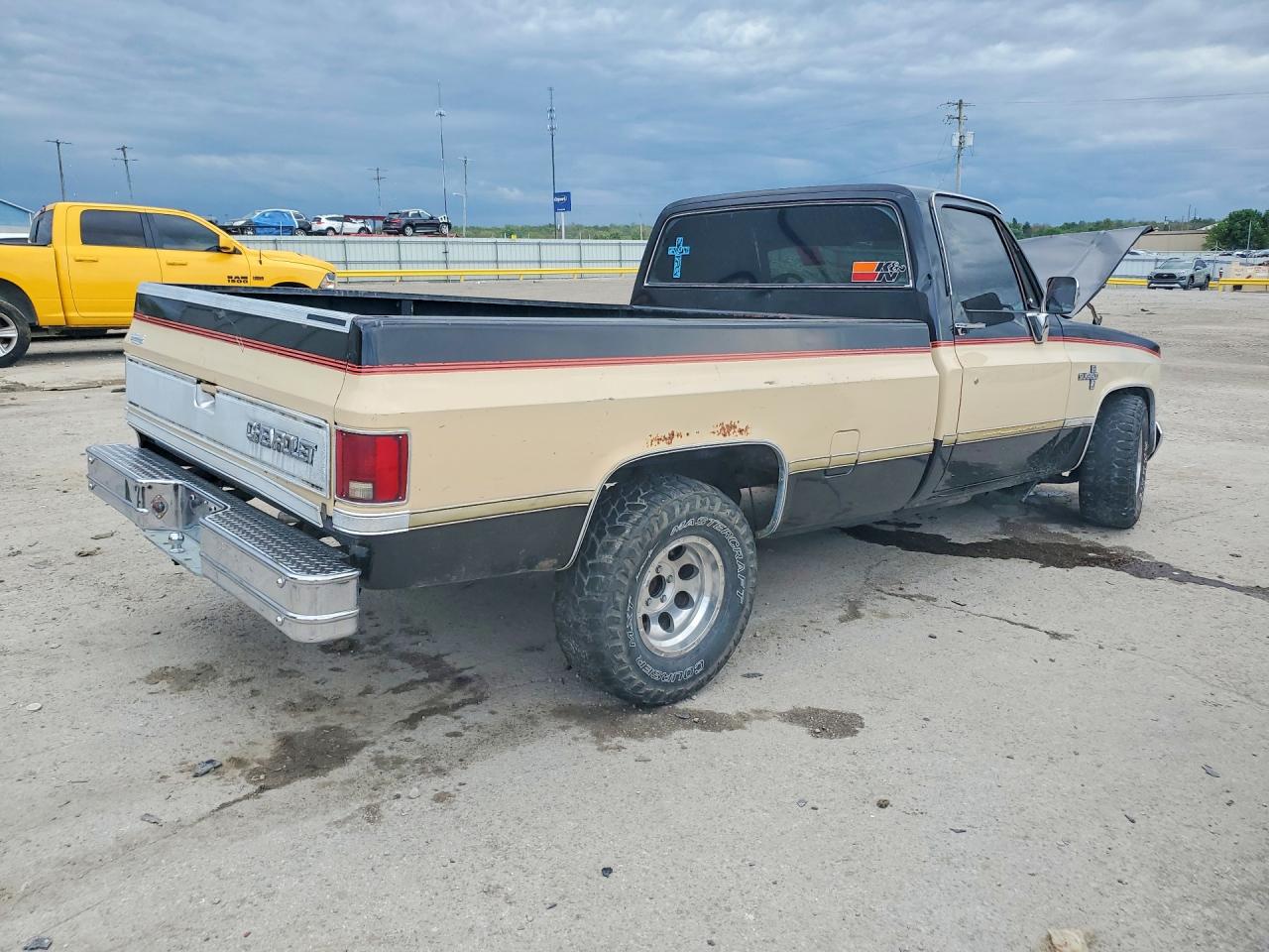 1984 Chevrolet C10 Fleetside W/long Two Tone vin: 2GCDC14H9E1177785