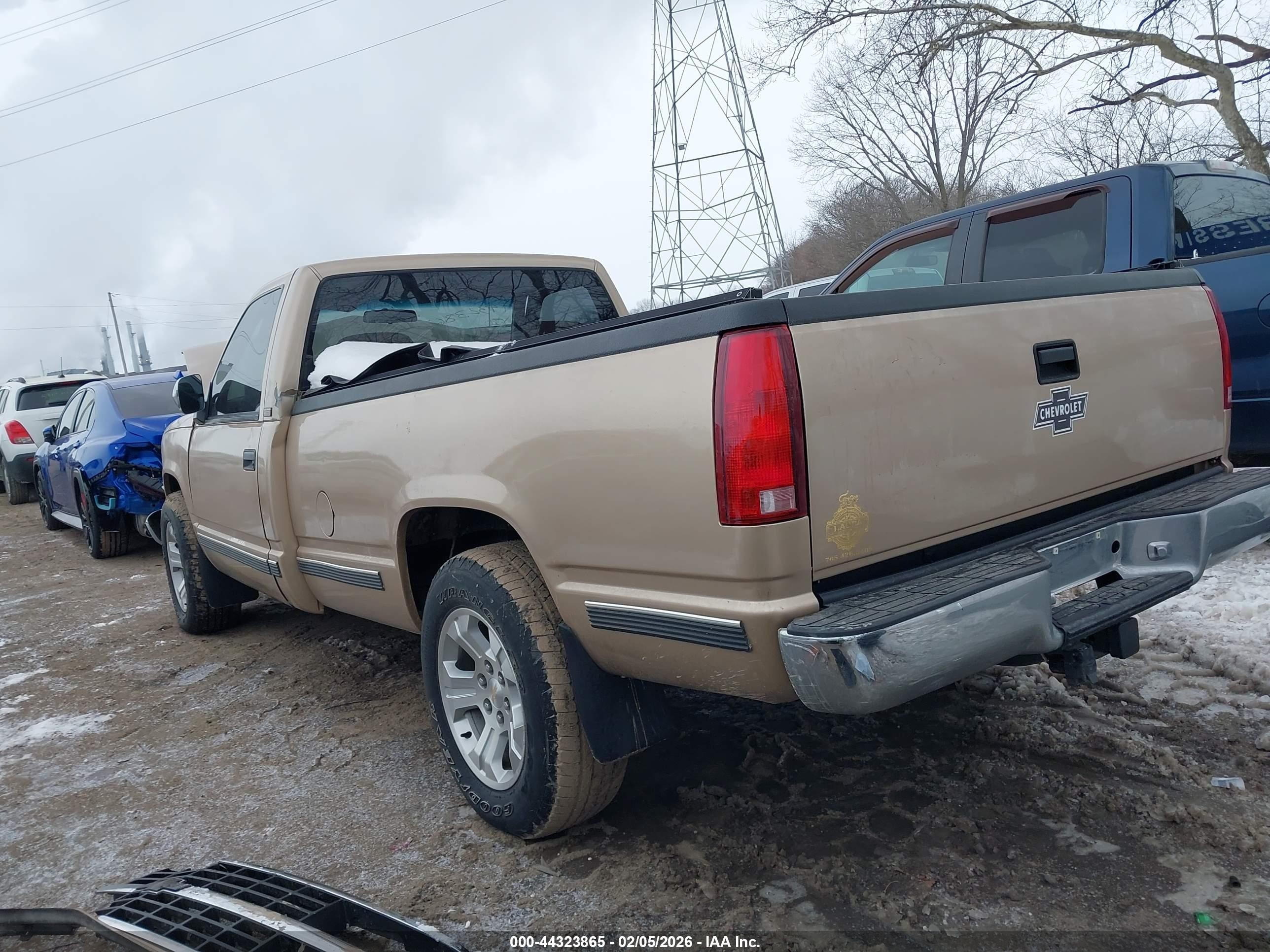 1988 Chevrolet Gmt-400 C1500 Золотой vin: 2GCDC14ZXJ1171481