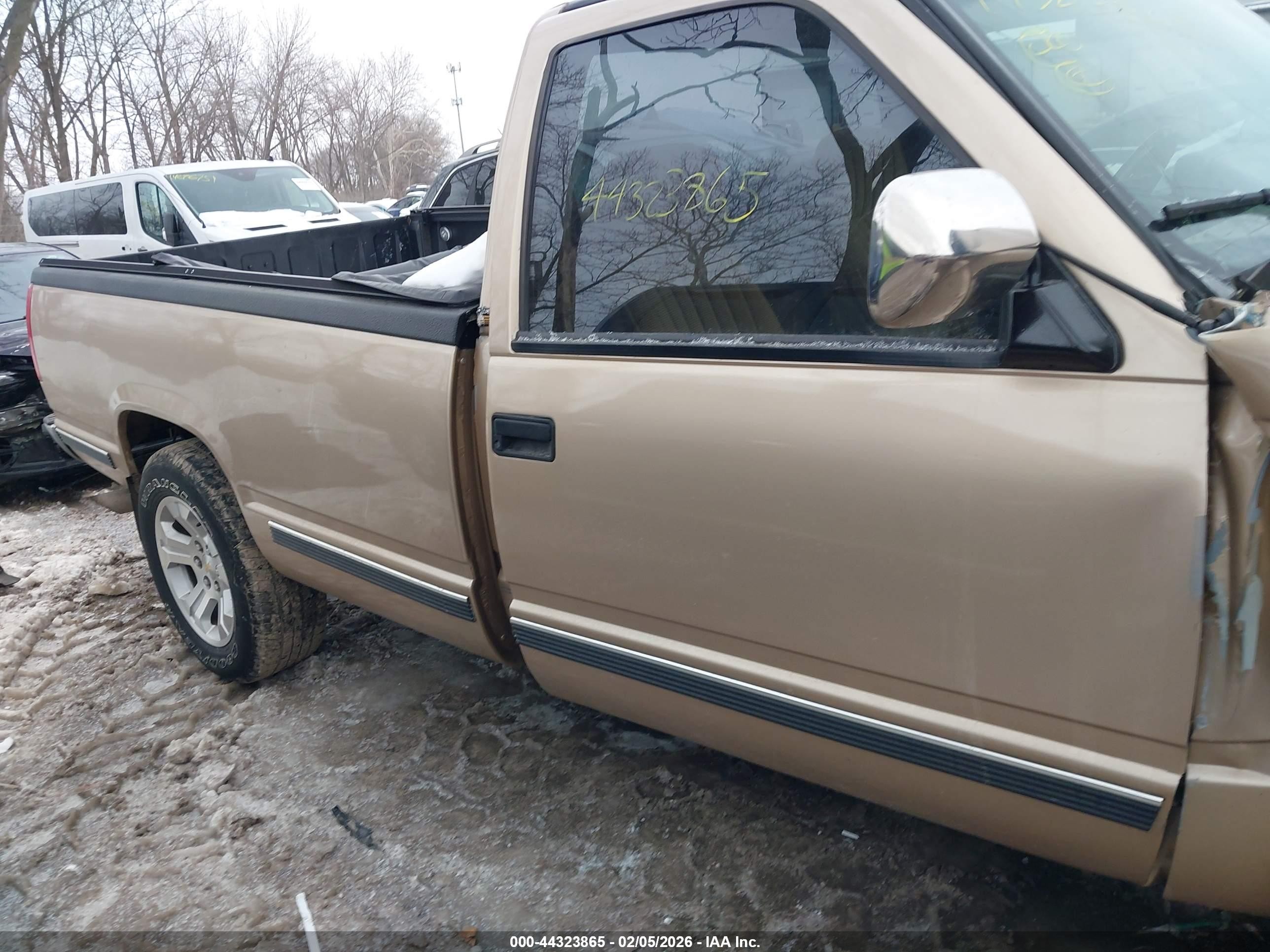1988 Chevrolet Gmt-400 C1500 Золотой vin: 2GCDC14ZXJ1171481