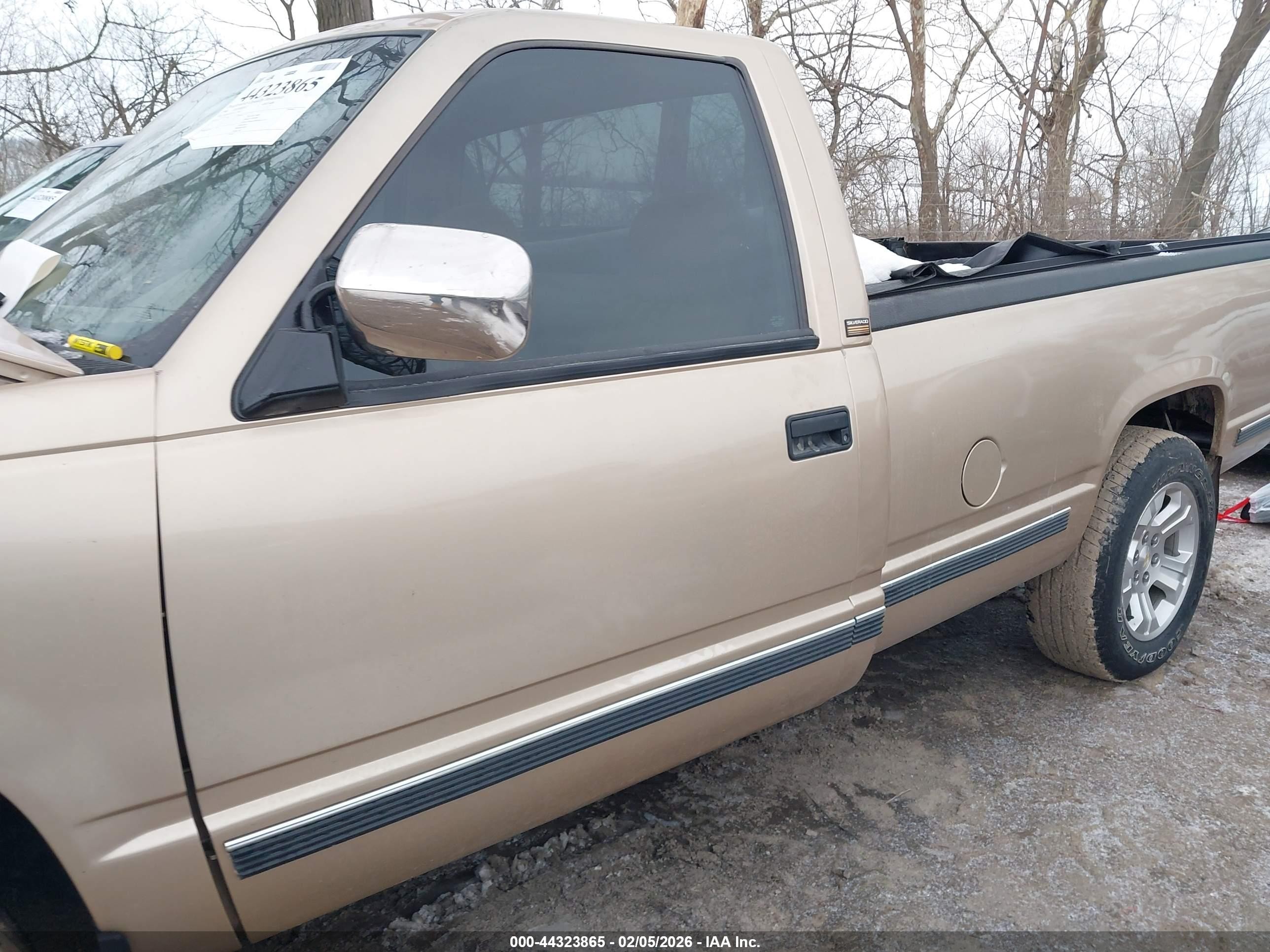1988 Chevrolet Gmt-400 C1500 Золотой vin: 2GCDC14ZXJ1171481