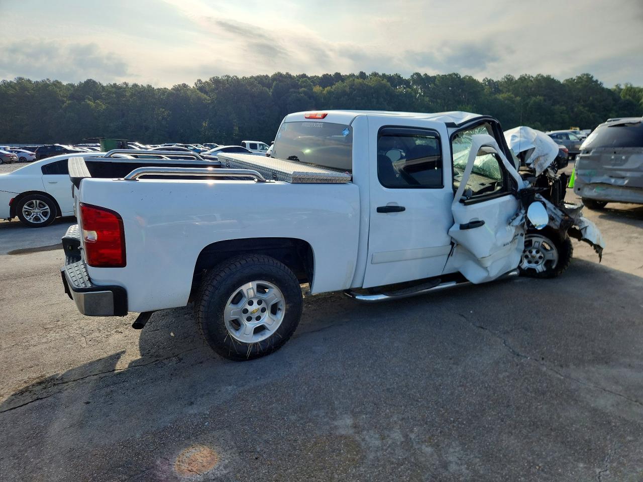 2008 Chevrolet Silverado C1500 White vin: 2GCEC13J481204467