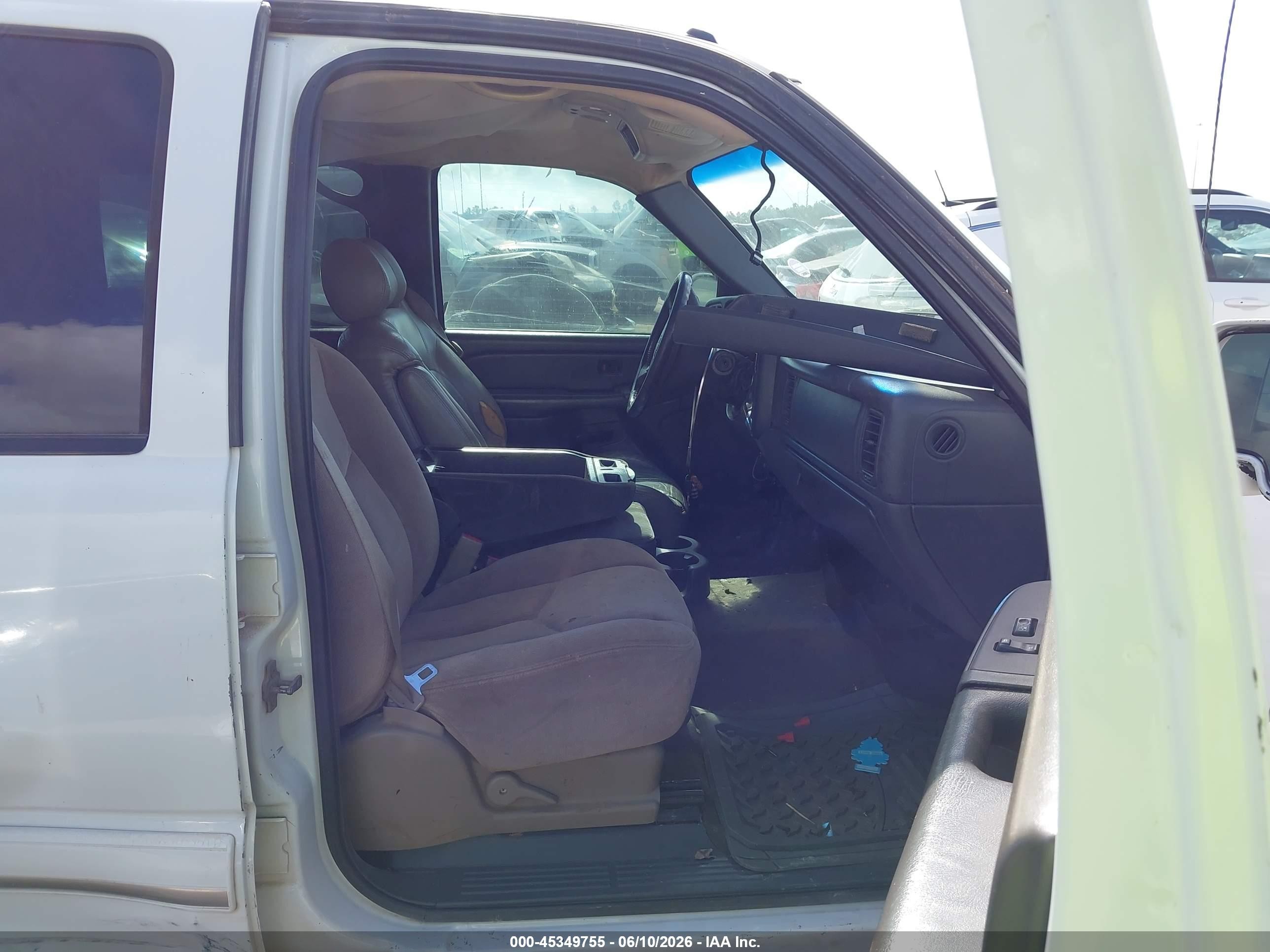 2004 Chevrolet Silverado 1500 Ls Белый vin: 2GCEC13T441346765