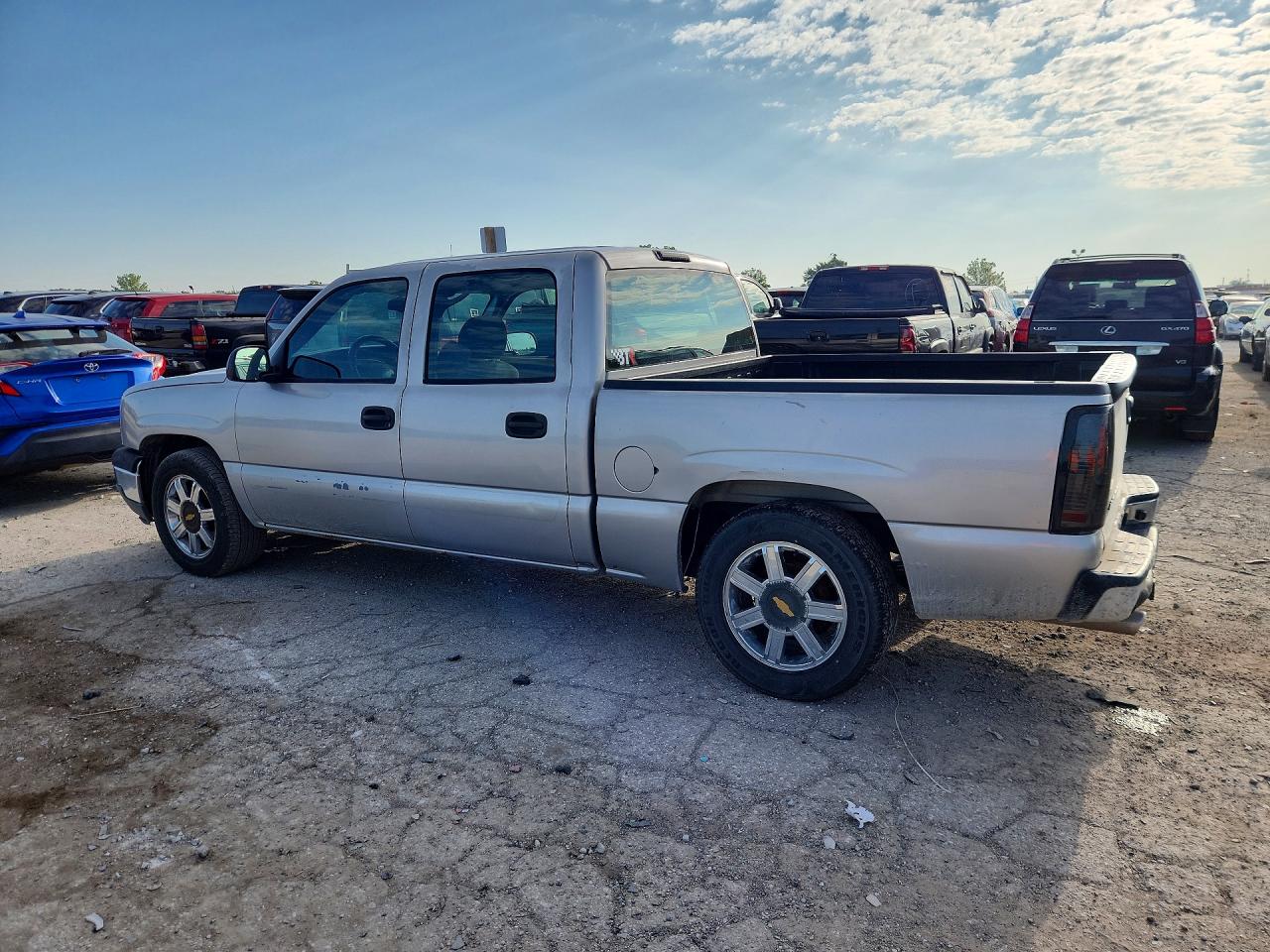 2005 Chevrolet Silverado C1500 Серебряный vin: 2GCEC13T751249402