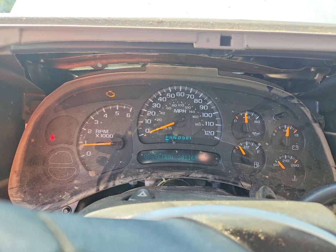 2004 Chevrolet Silverado C1500 White vin: 2GCEC13T841379140