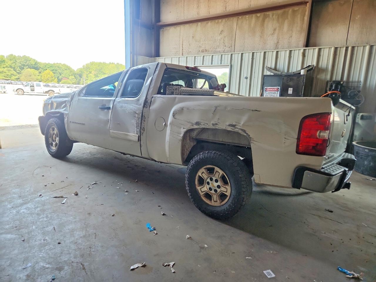 2008 Chevrolet Silverado C1500 White vin: 2GCEC19C281282352