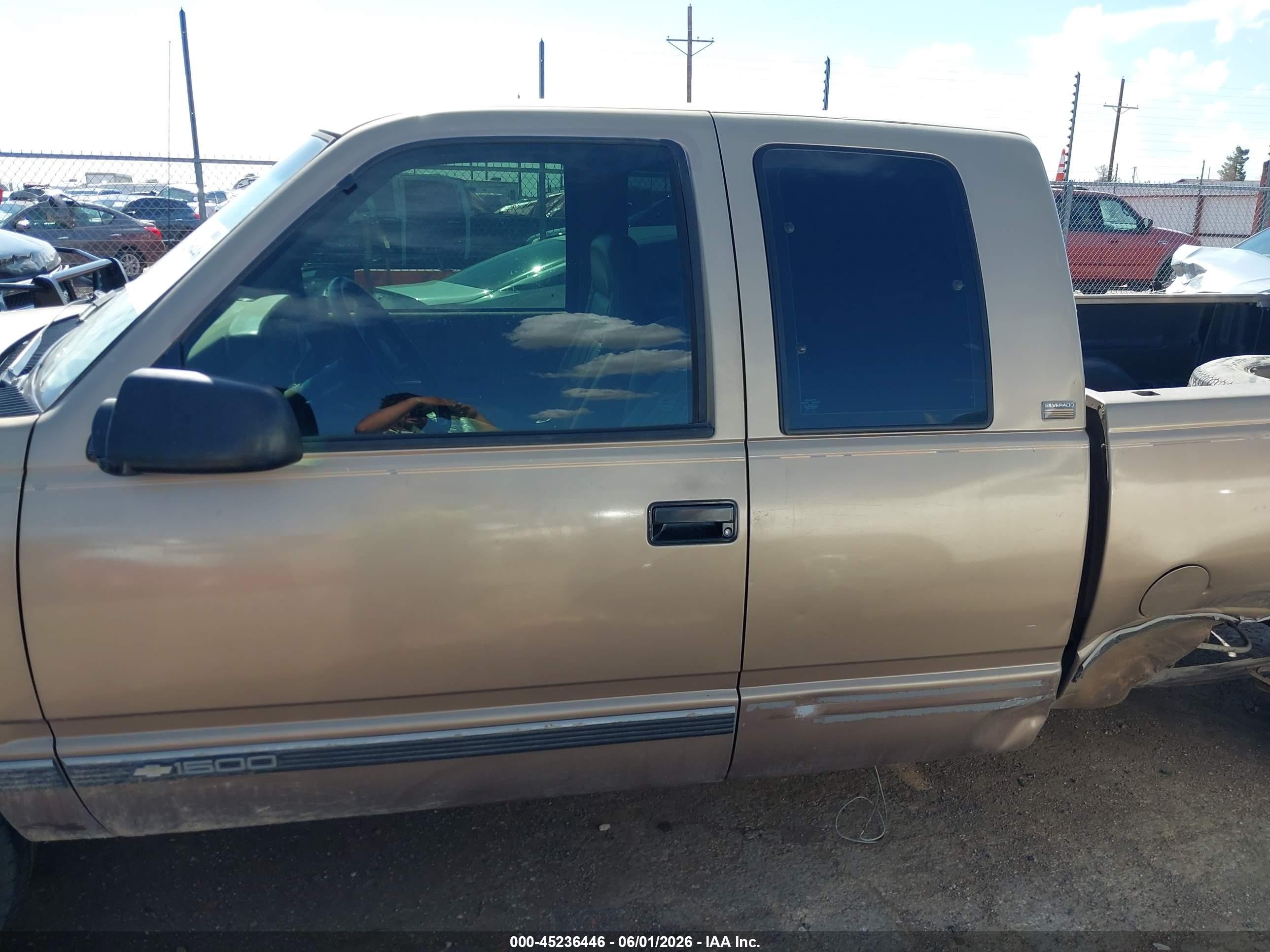 1994 Chevrolet Gmt-400 C1500 Gold vin: 2GCEC19K1R1230011