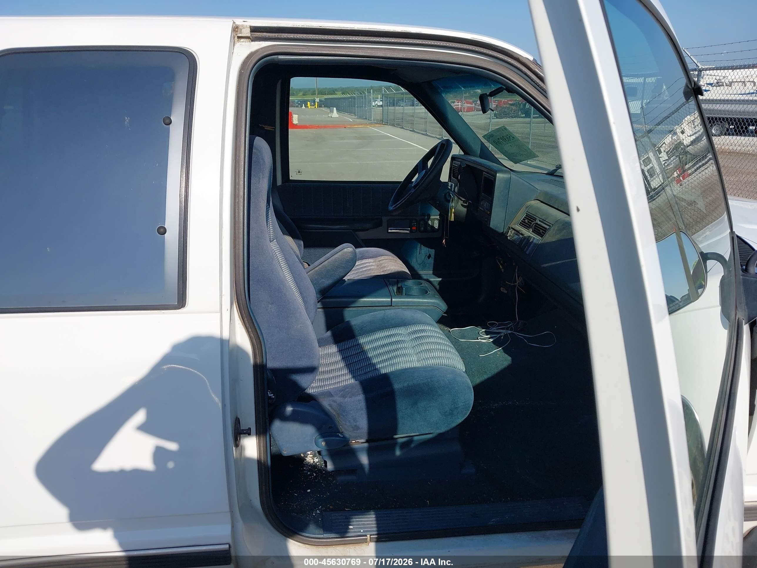 1994 Chevrolet Gmt-400 C1500 White vin: 2GCEC19K2R1141709