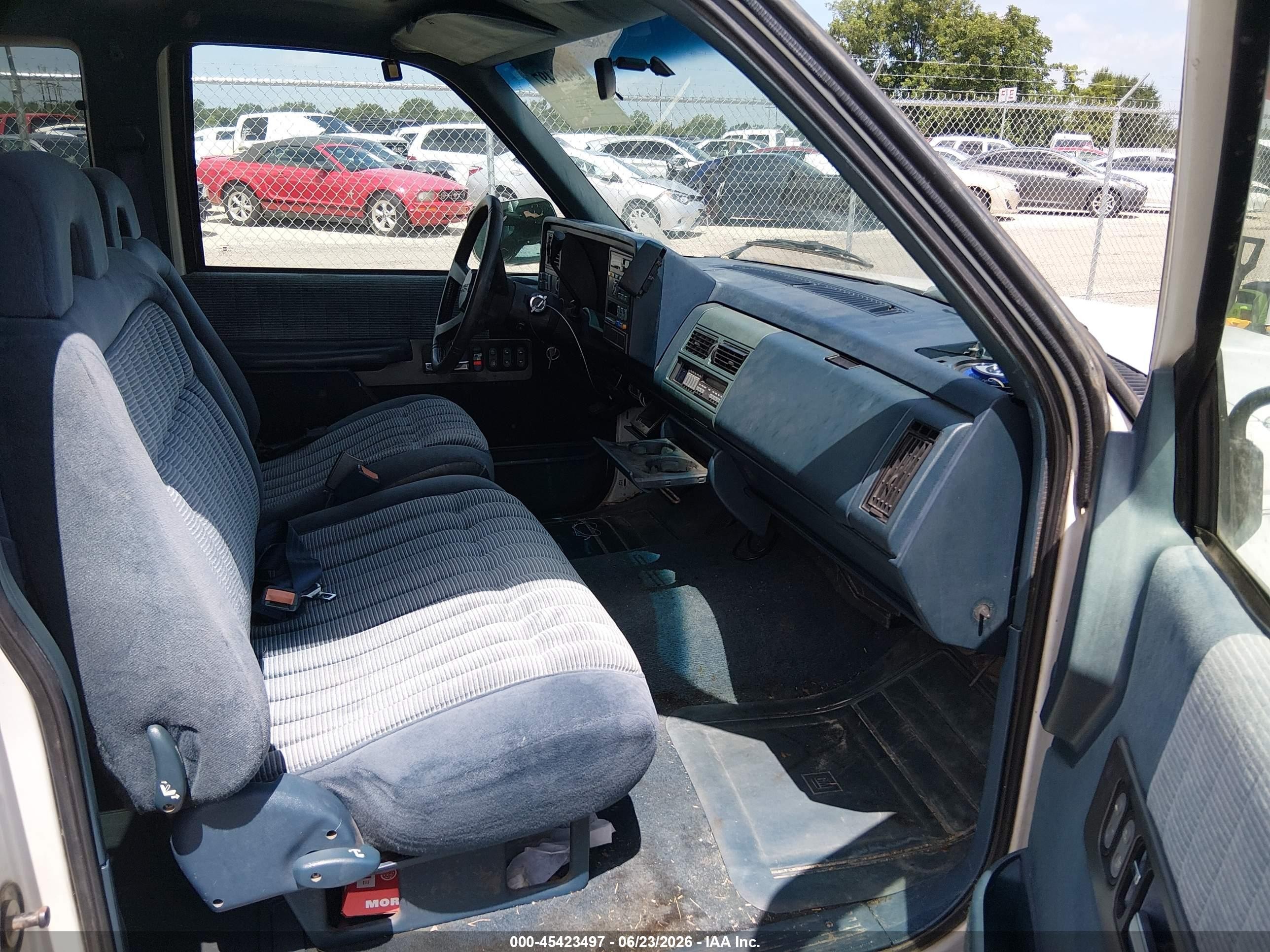 1994 Chevrolet Gmt-400 C1500 White vin: 2GCEC19K8R1184564