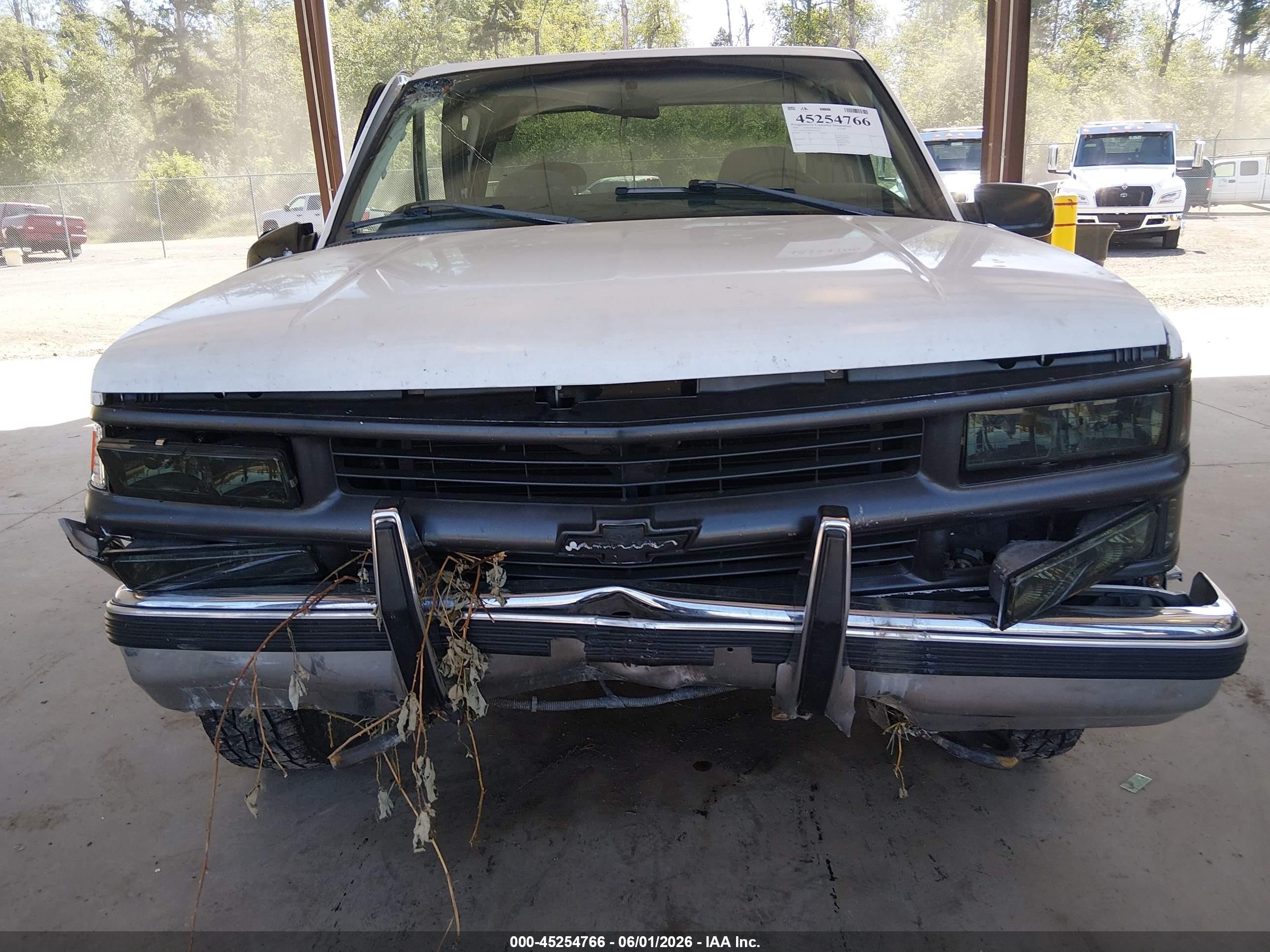 1998 Chevrolet C1500 Fleetside White vin: 2GCEC19M4W1276011