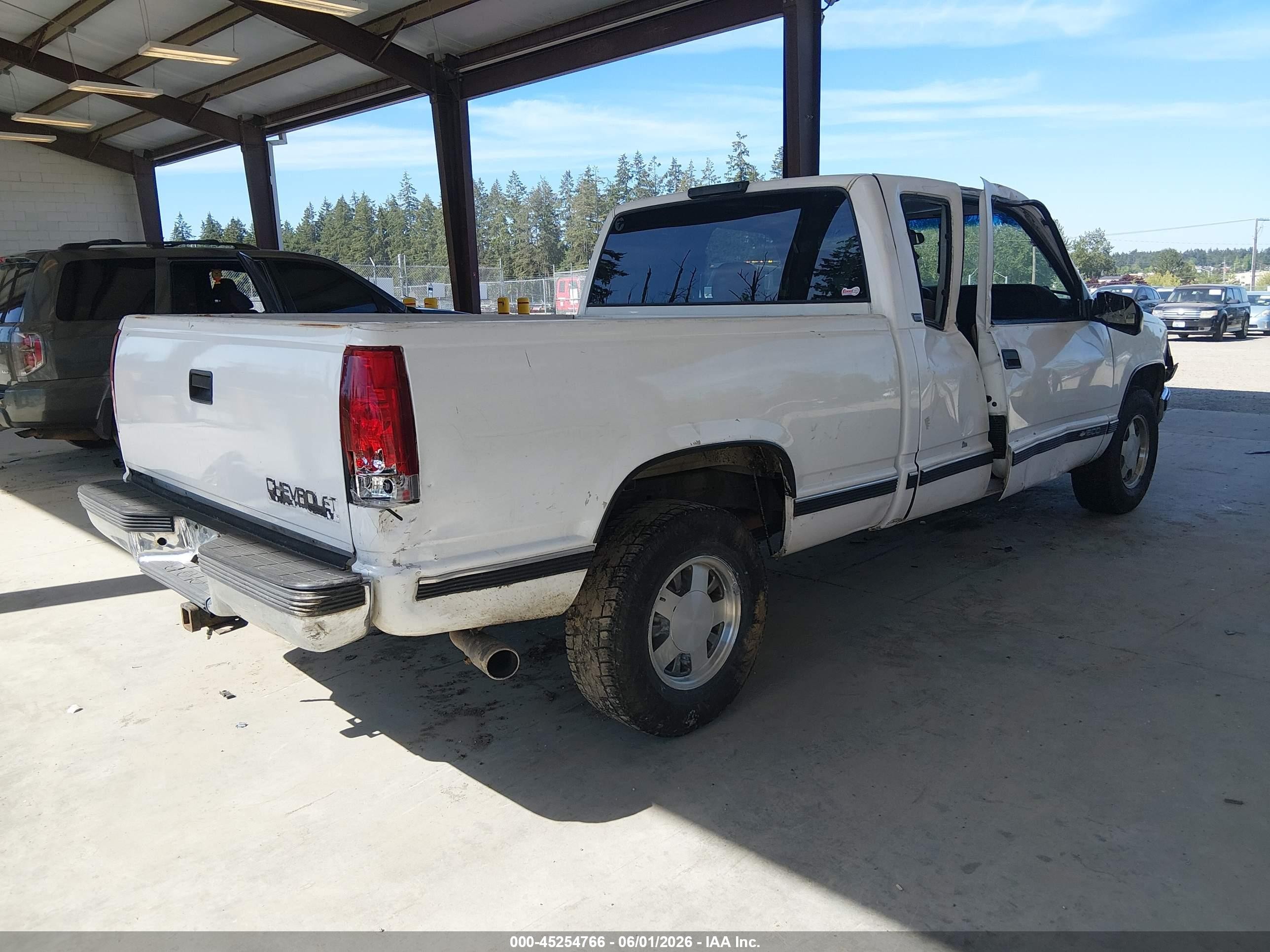 1998 Chevrolet C1500 Fleetside White vin: 2GCEC19M4W1276011