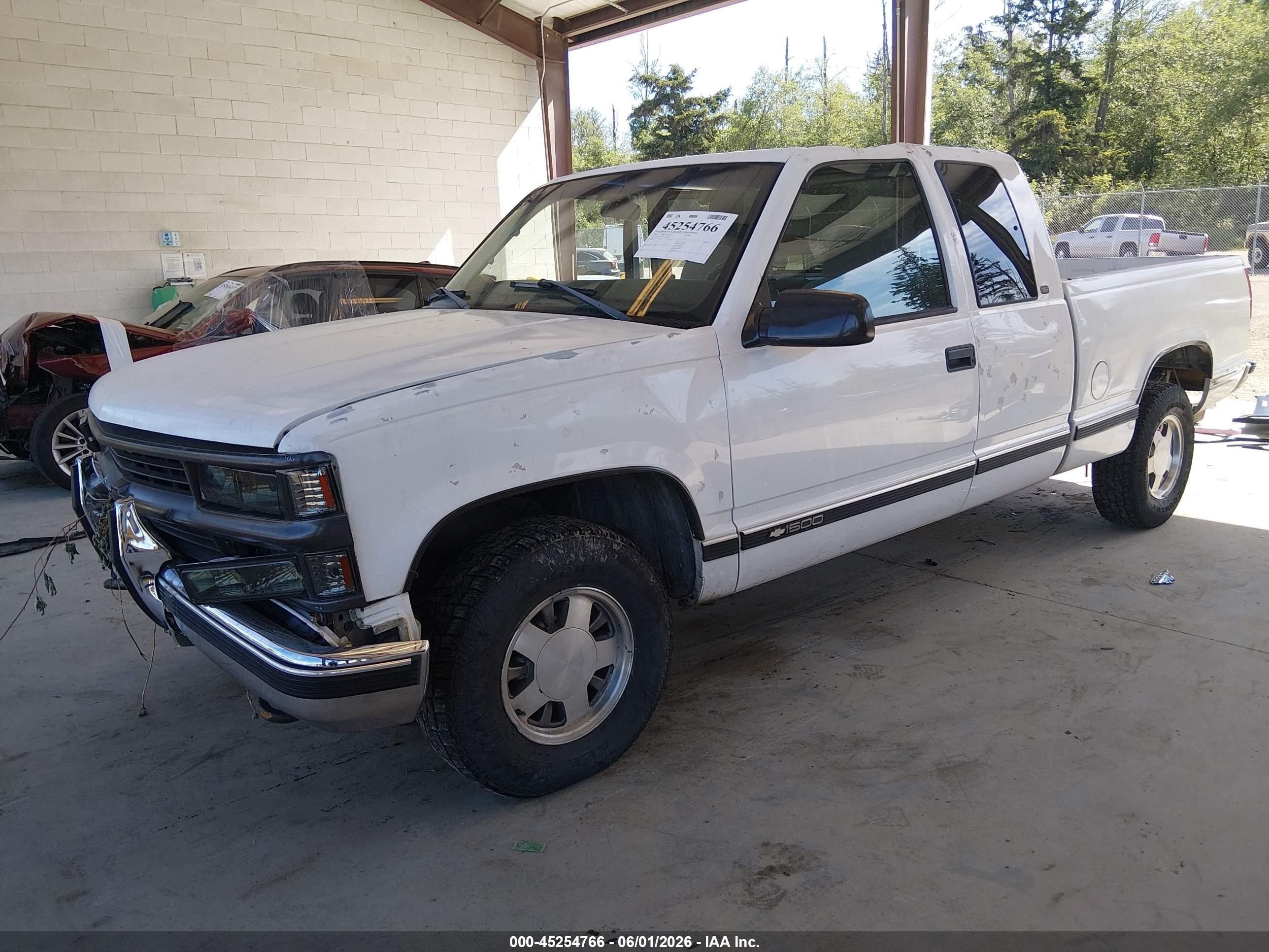 1998 Chevrolet C1500 Fleetside White vin: 2GCEC19M4W1276011