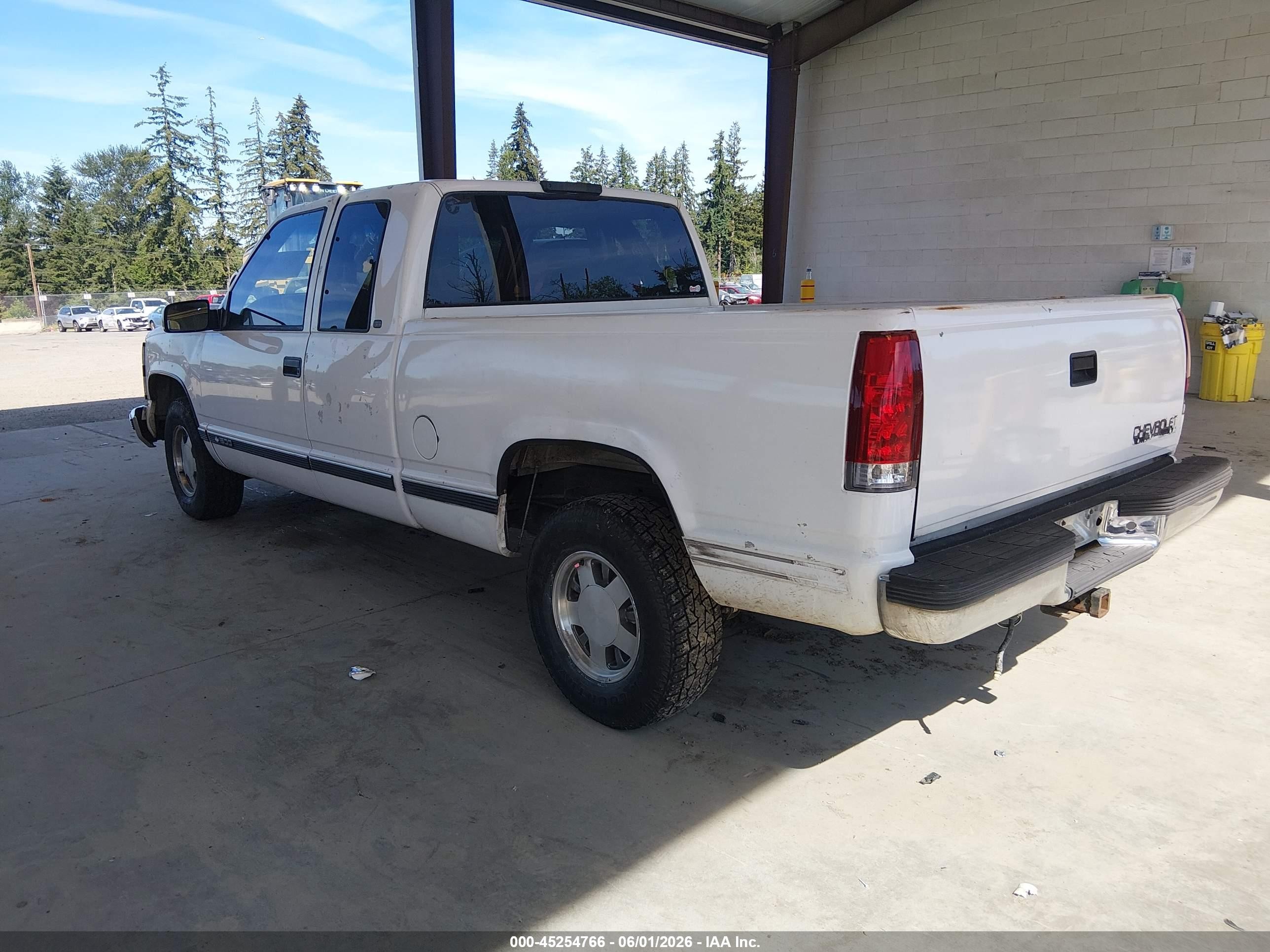 1998 Chevrolet C1500 Fleetside White vin: 2GCEC19M4W1276011
