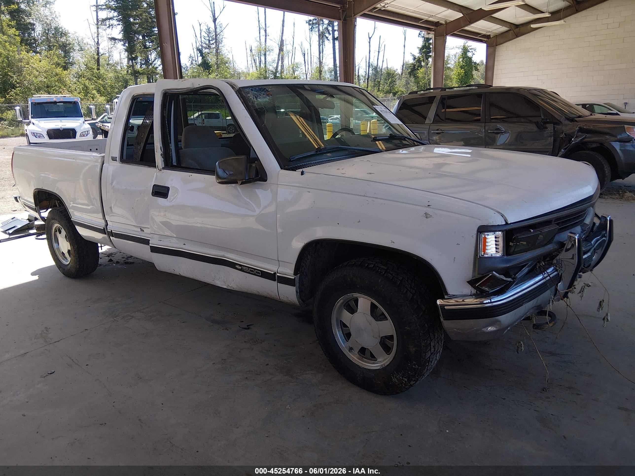 1998 Chevrolet C1500 Fleetside White vin: 2GCEC19M4W1276011