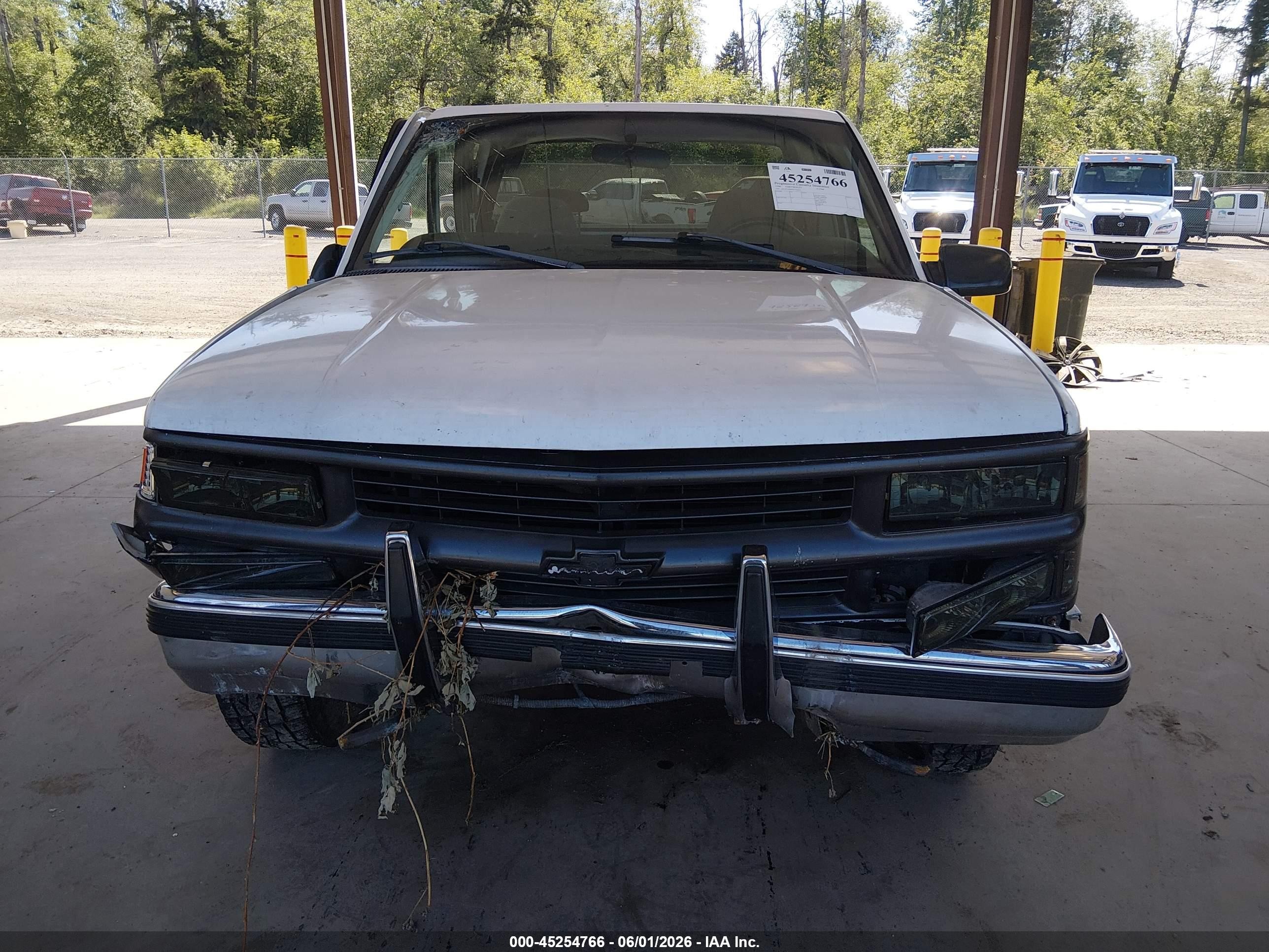 1998 Chevrolet C1500 Fleetside White vin: 2GCEC19M4W1276011