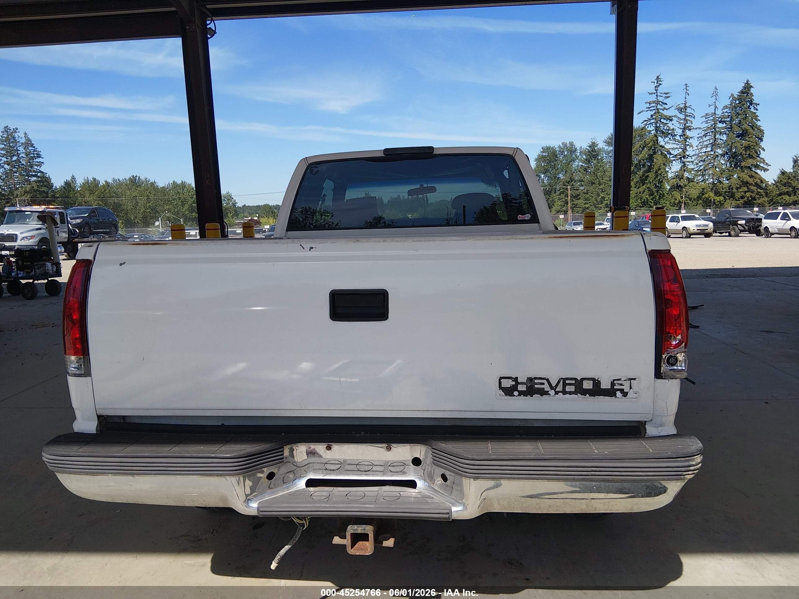 1998 Chevrolet C1500 Fleetside White vin: 2GCEC19M4W1276011