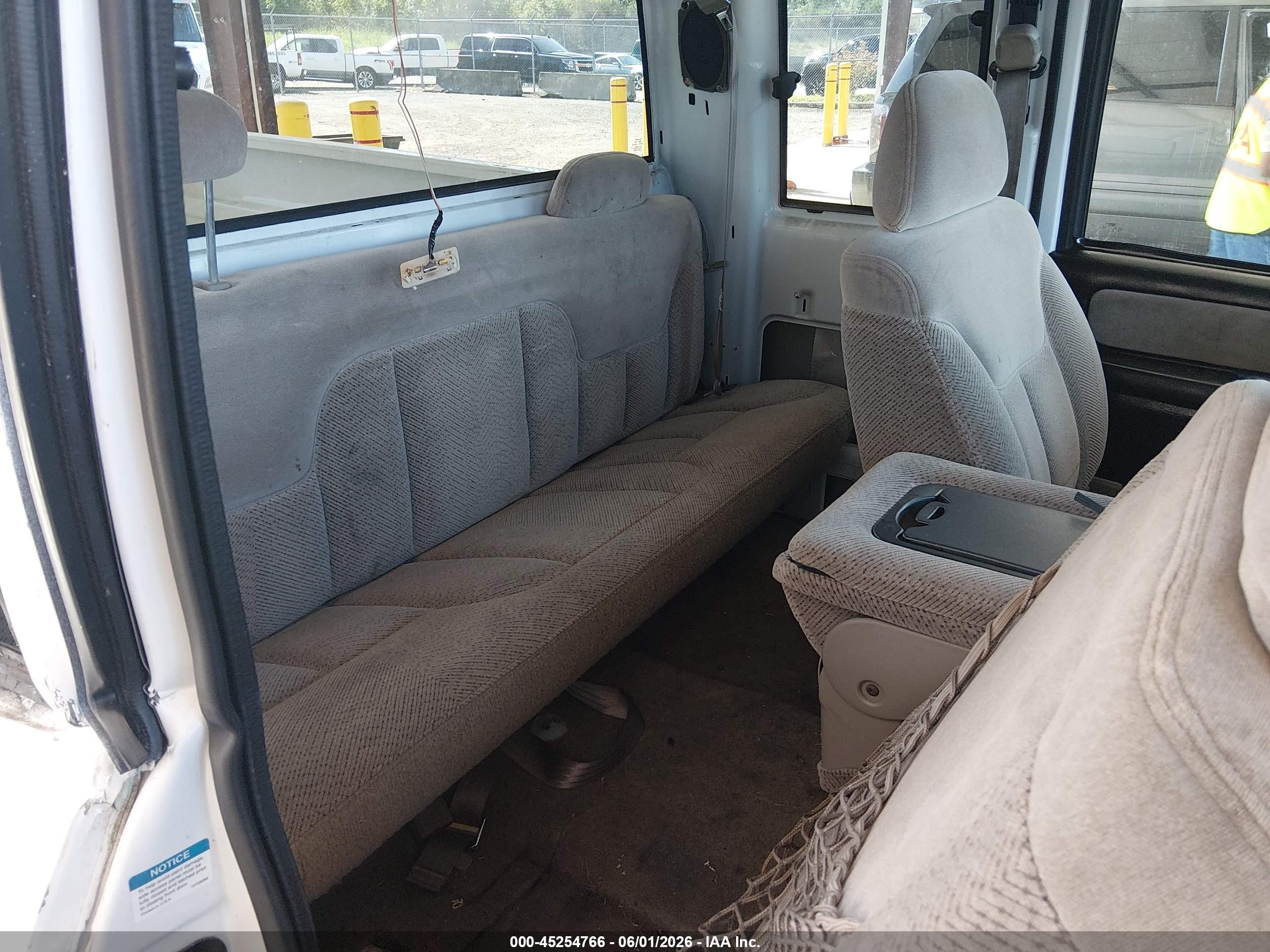 1998 Chevrolet C1500 Fleetside White vin: 2GCEC19M4W1276011