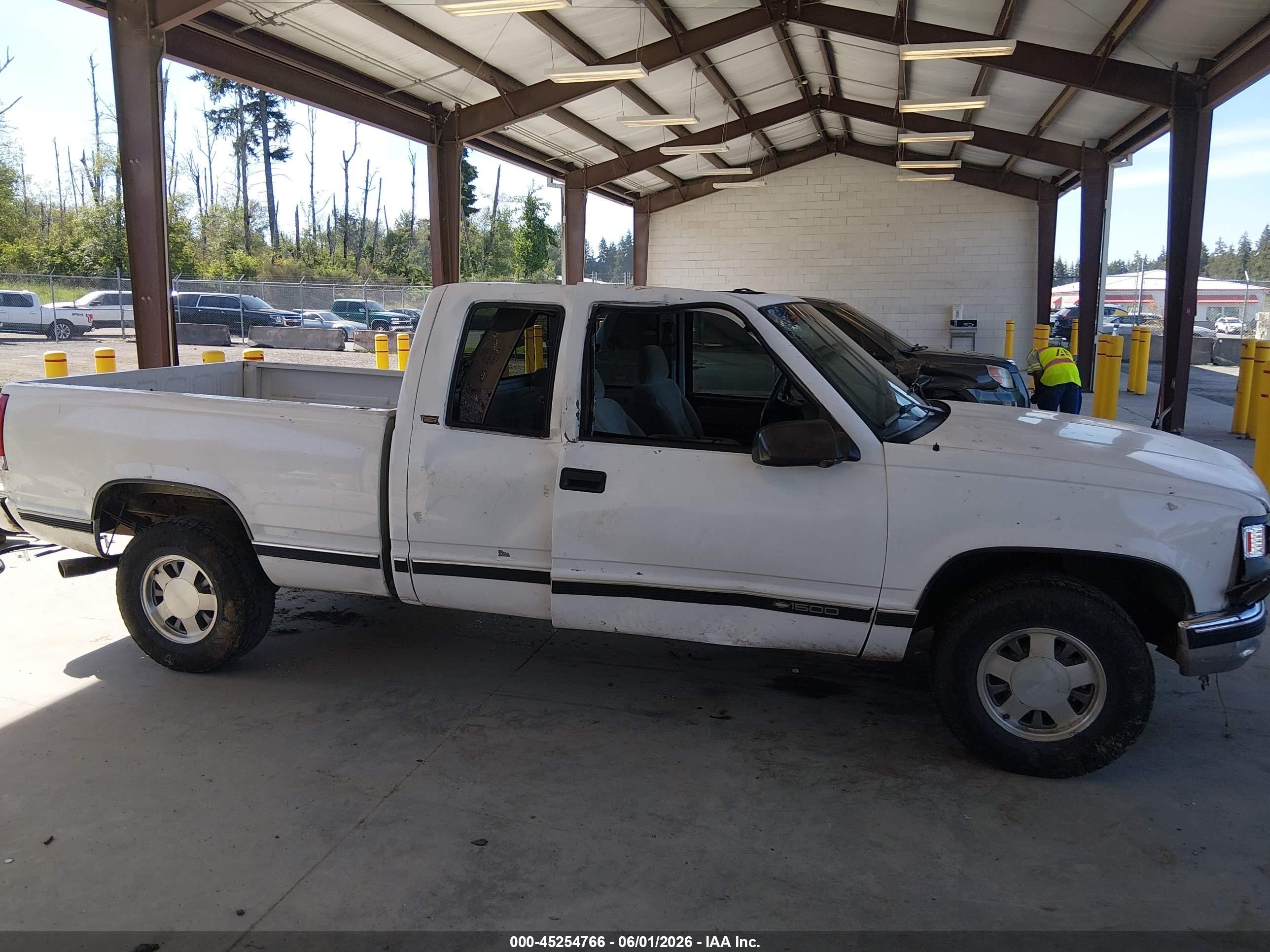 1998 Chevrolet C1500 Fleetside White vin: 2GCEC19M4W1276011