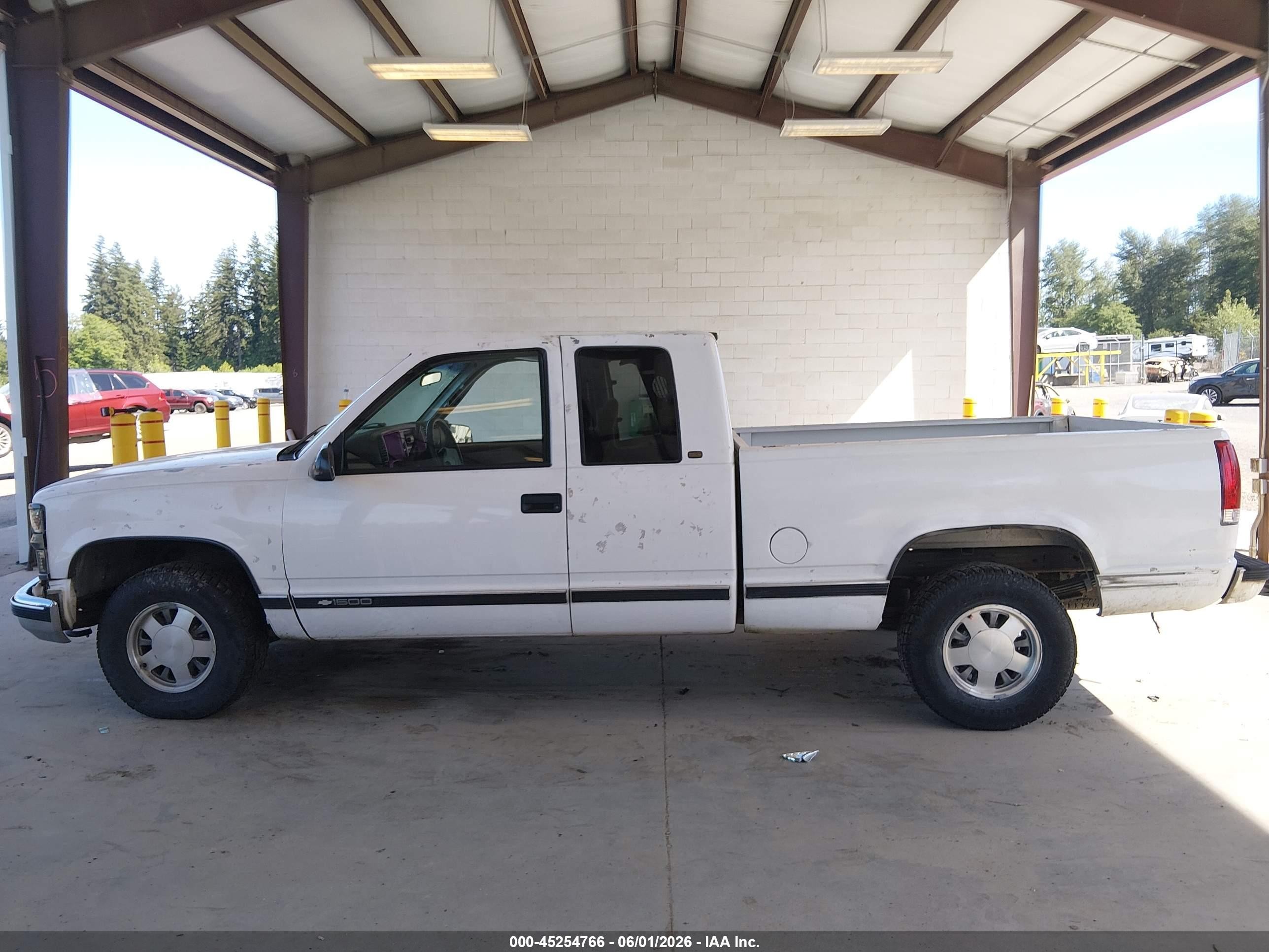 1998 Chevrolet C1500 Fleetside White vin: 2GCEC19M4W1276011