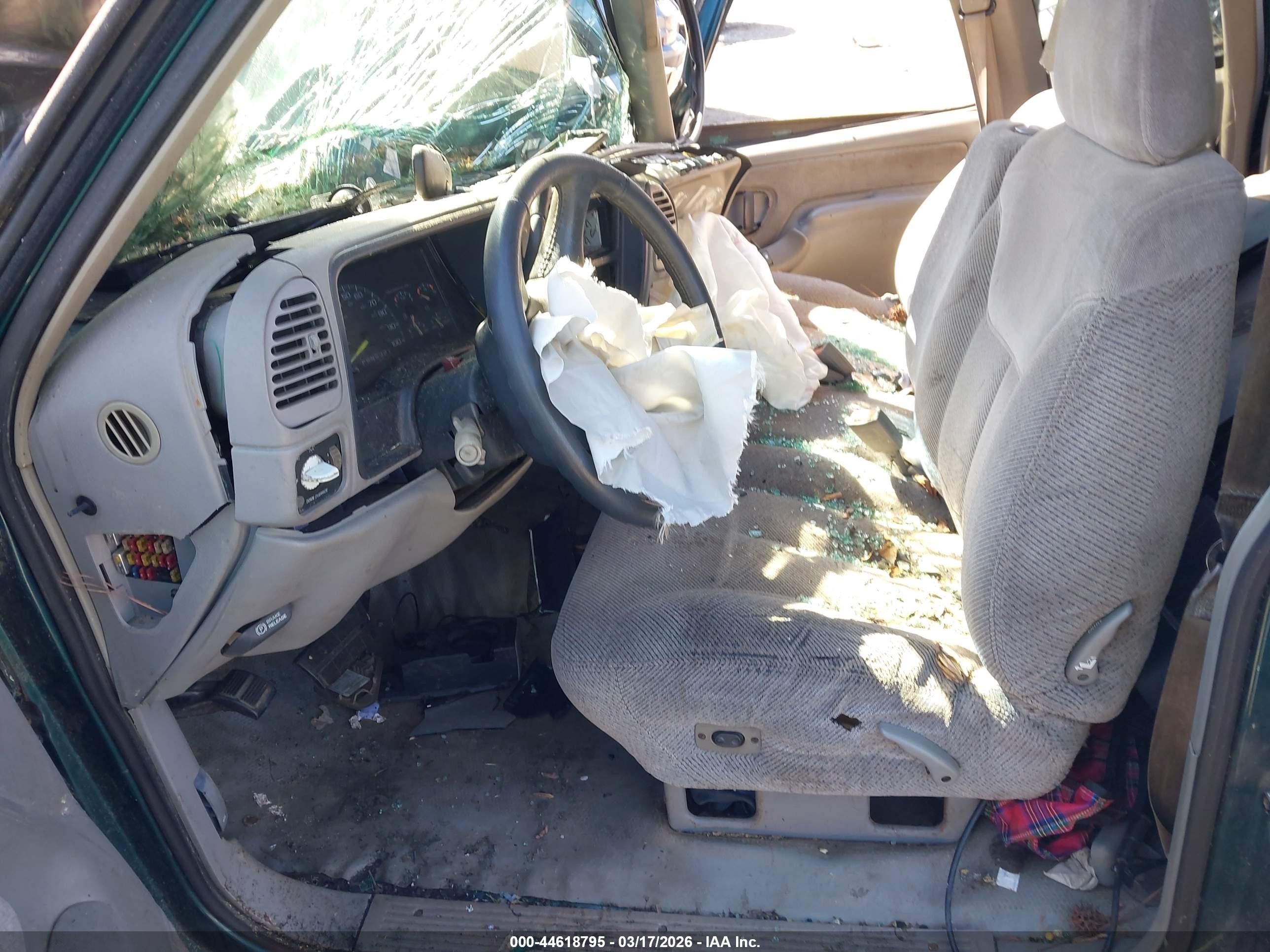 1998 Chevrolet C1500 Fleetside Green vin: 2GCEC19M8W1204714