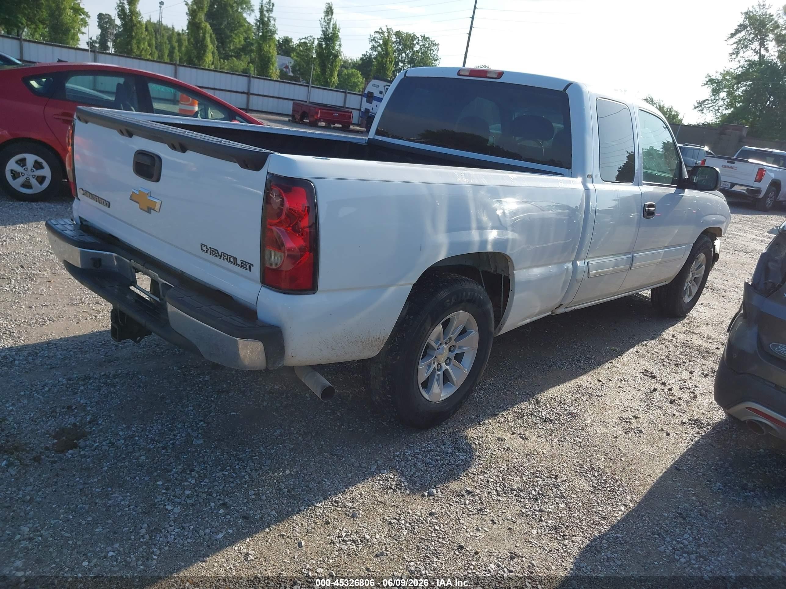 2005 Chevrolet Silverado 1500 Ls White vin: 2GCEC19T151198244