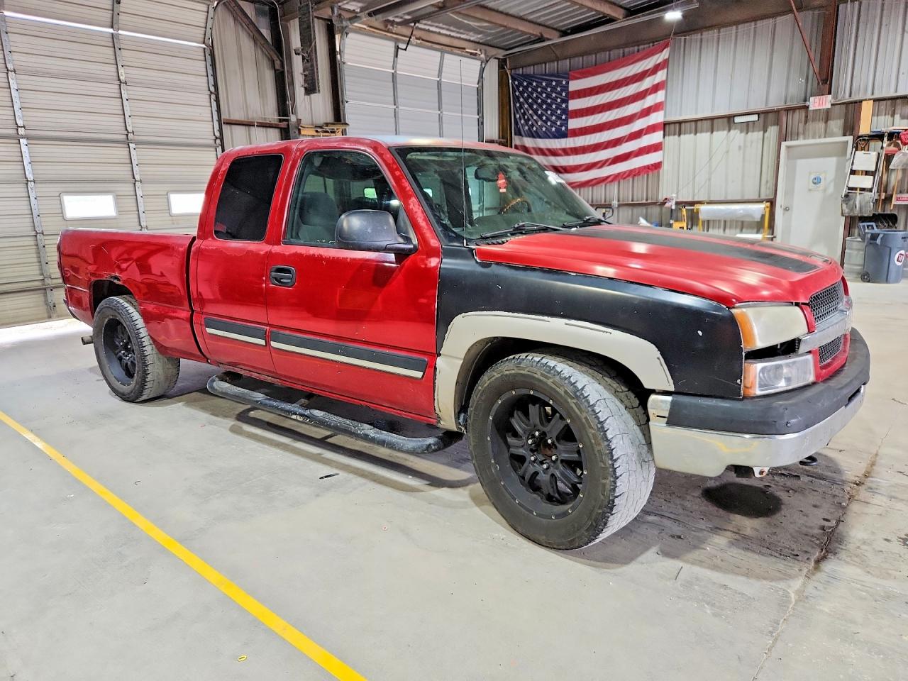 2005 Chevrolet Silverado C1500 Red vin: 2GCEC19T151266090