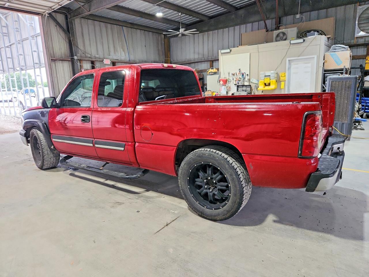 2005 Chevrolet Silverado C1500 Red vin: 2GCEC19T151266090