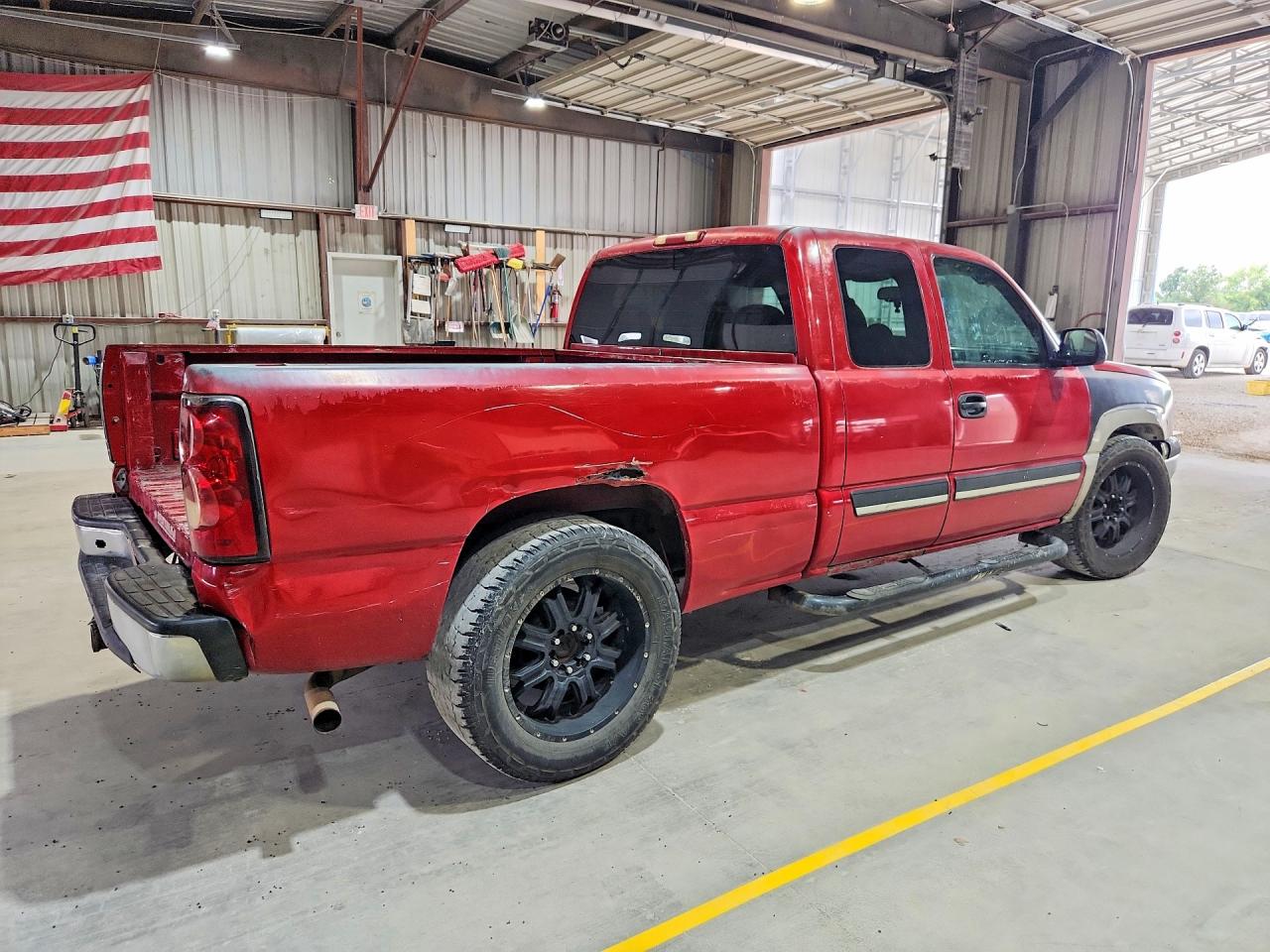 2005 Chevrolet Silverado C1500 Red vin: 2GCEC19T151266090