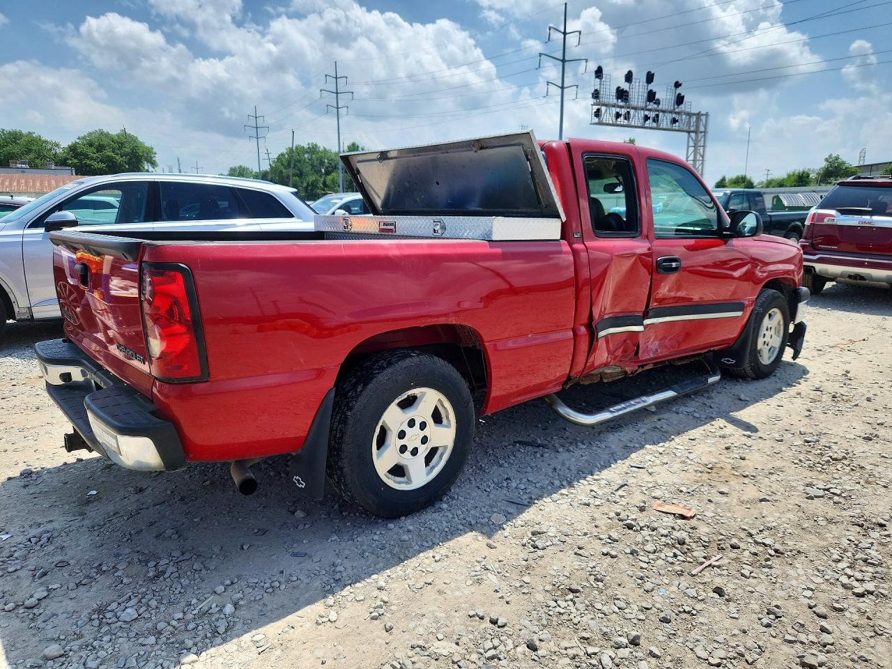 2005 Chevrolet Silverado C1500 Red vin: 2GCEC19T151337661