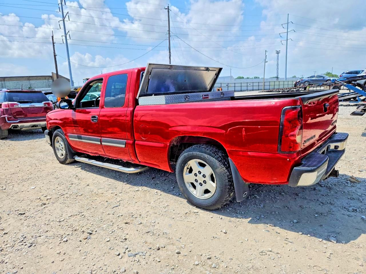 2005 Chevrolet Silverado C1500 Red vin: 2GCEC19T151337661