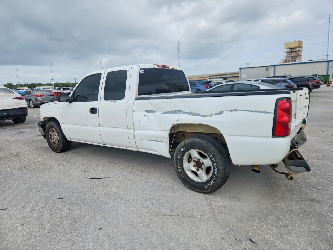 2003 Chevrolet Silverado C1500 White vin: 2GCEC19T431149391