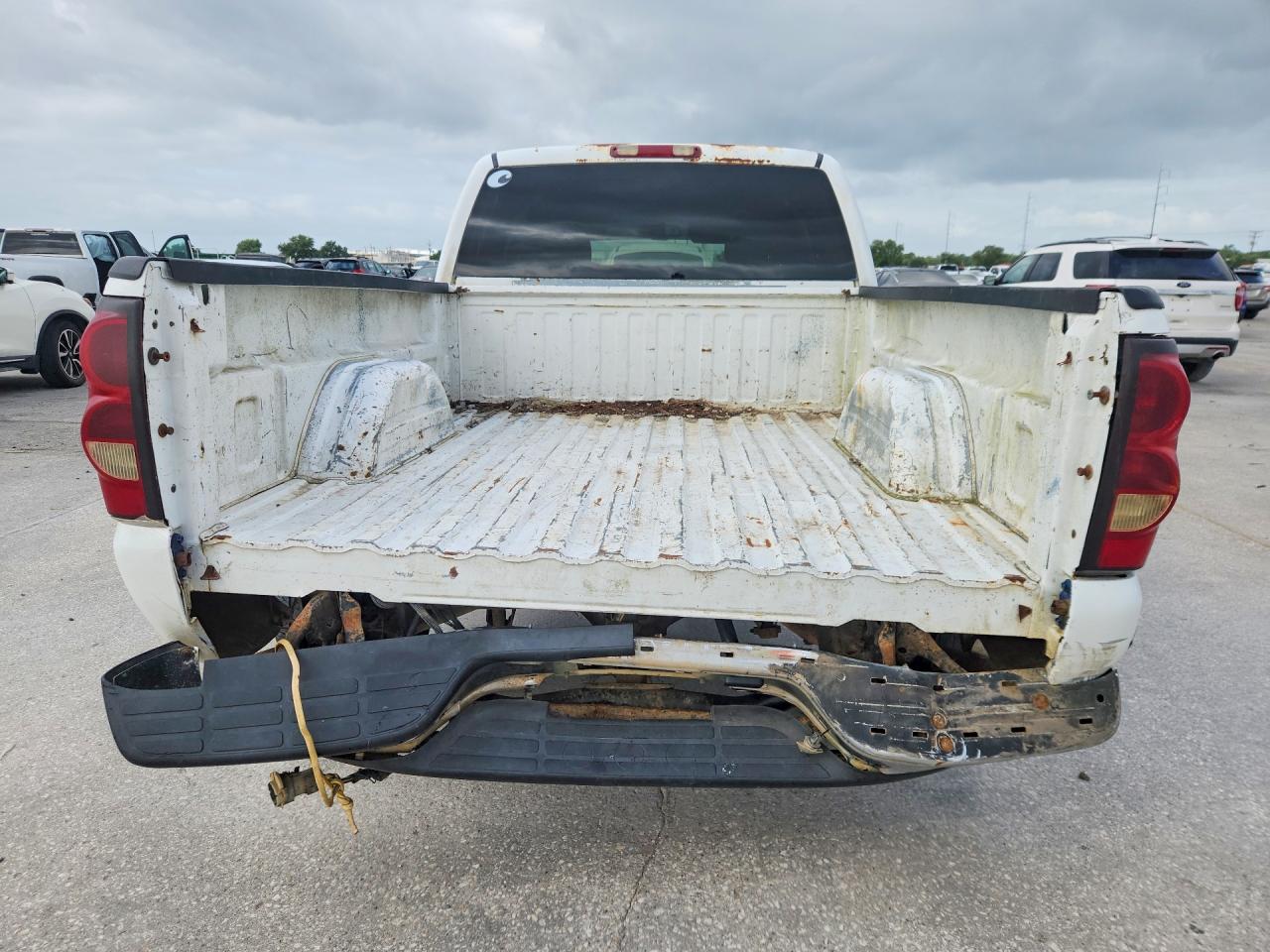 2003 Chevrolet Silverado C1500 White vin: 2GCEC19T431149391