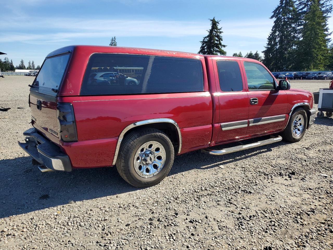 2005 Chevrolet Silverado C1500 Red vin: 2GCEC19T451294790