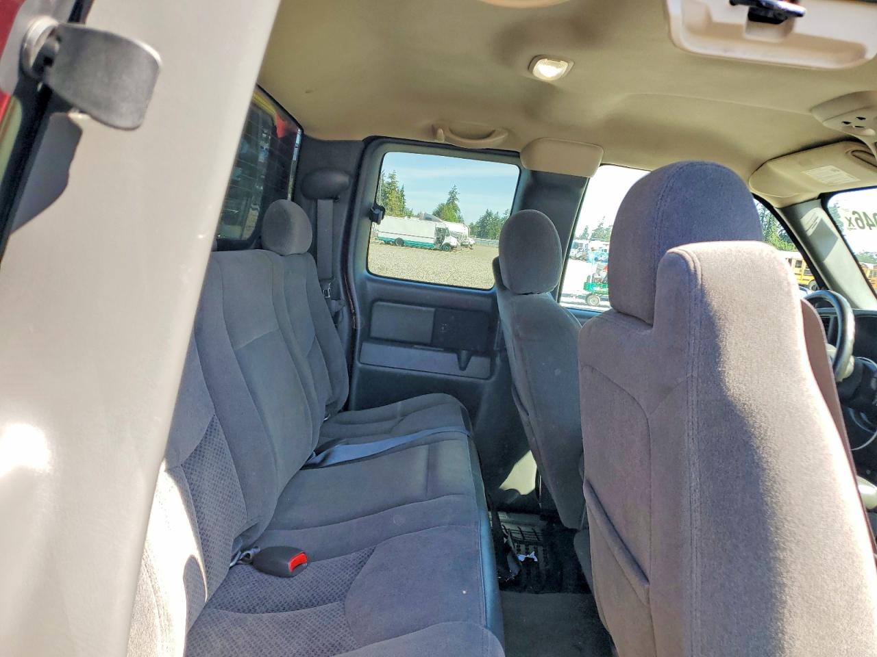 2005 Chevrolet Silverado C1500 Red vin: 2GCEC19T451294790
