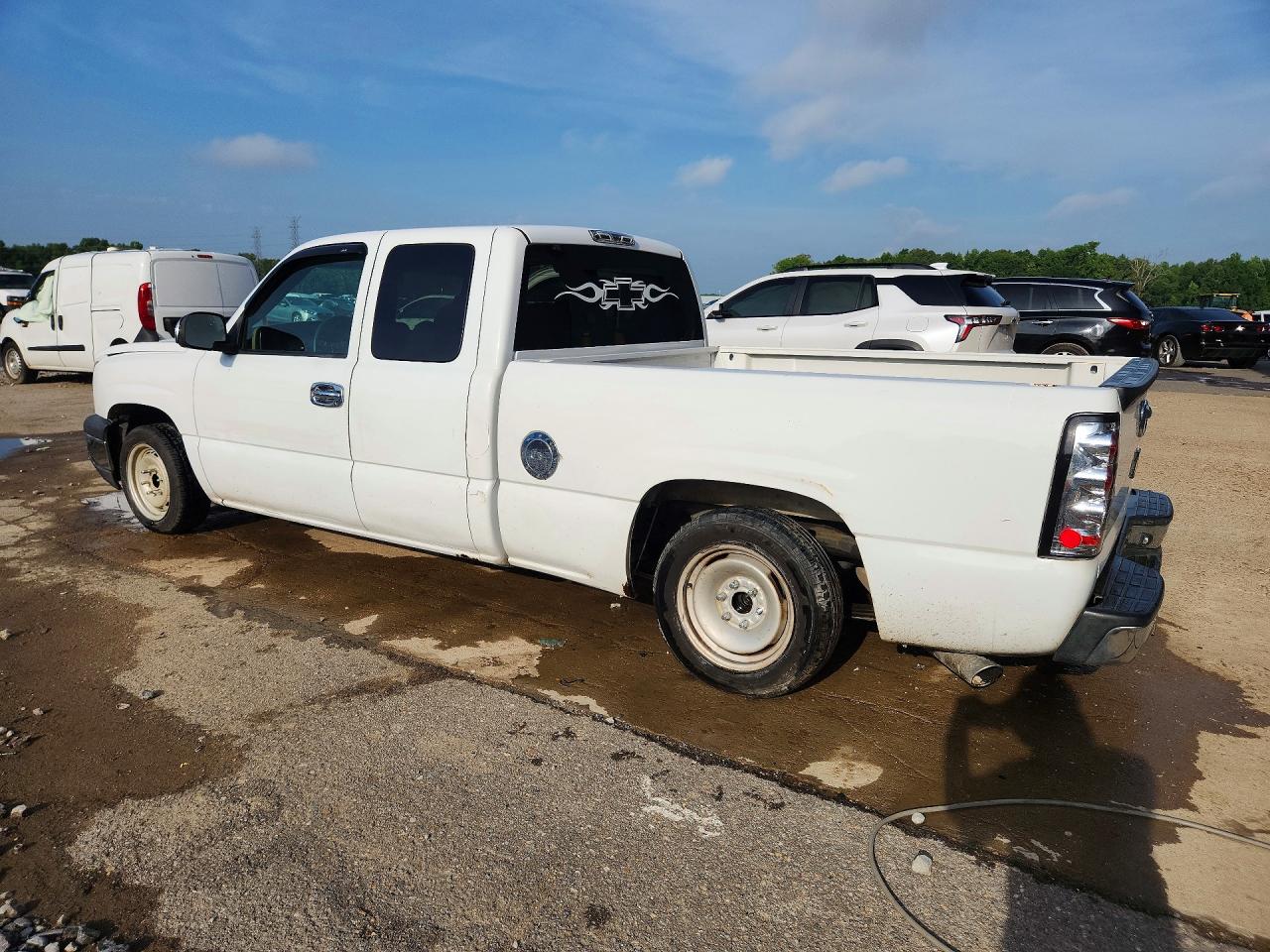 2004 Chevrolet Silverado C1500 White vin: 2GCEC19T541369642