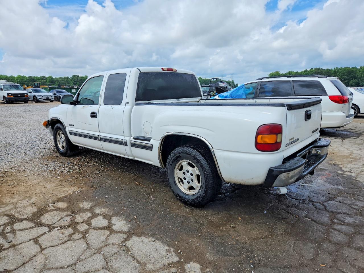 2001 Chevrolet Silverado C1500 White vin: 2GCEC19T811226356