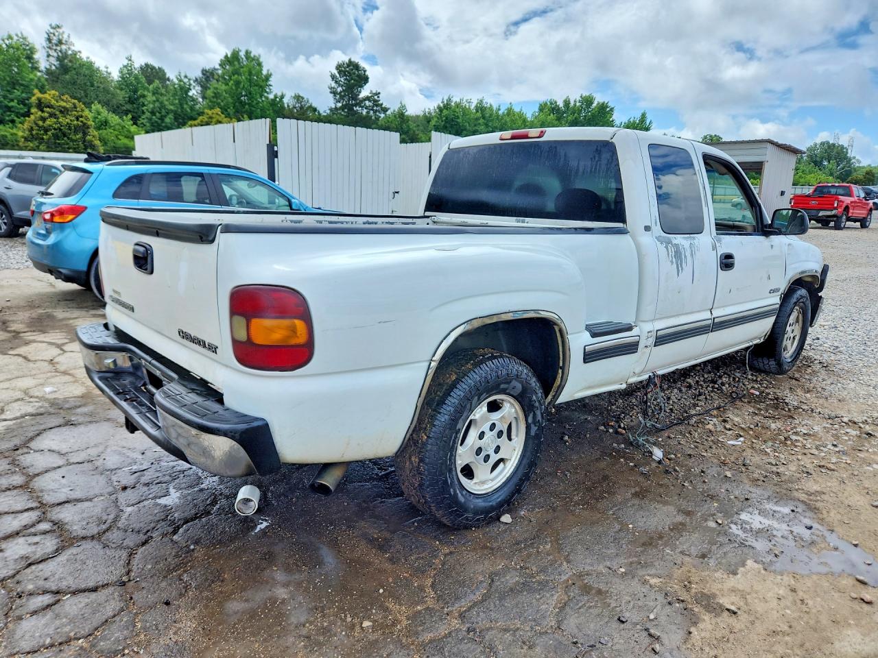 2001 Chevrolet Silverado C1500 White vin: 2GCEC19T811226356