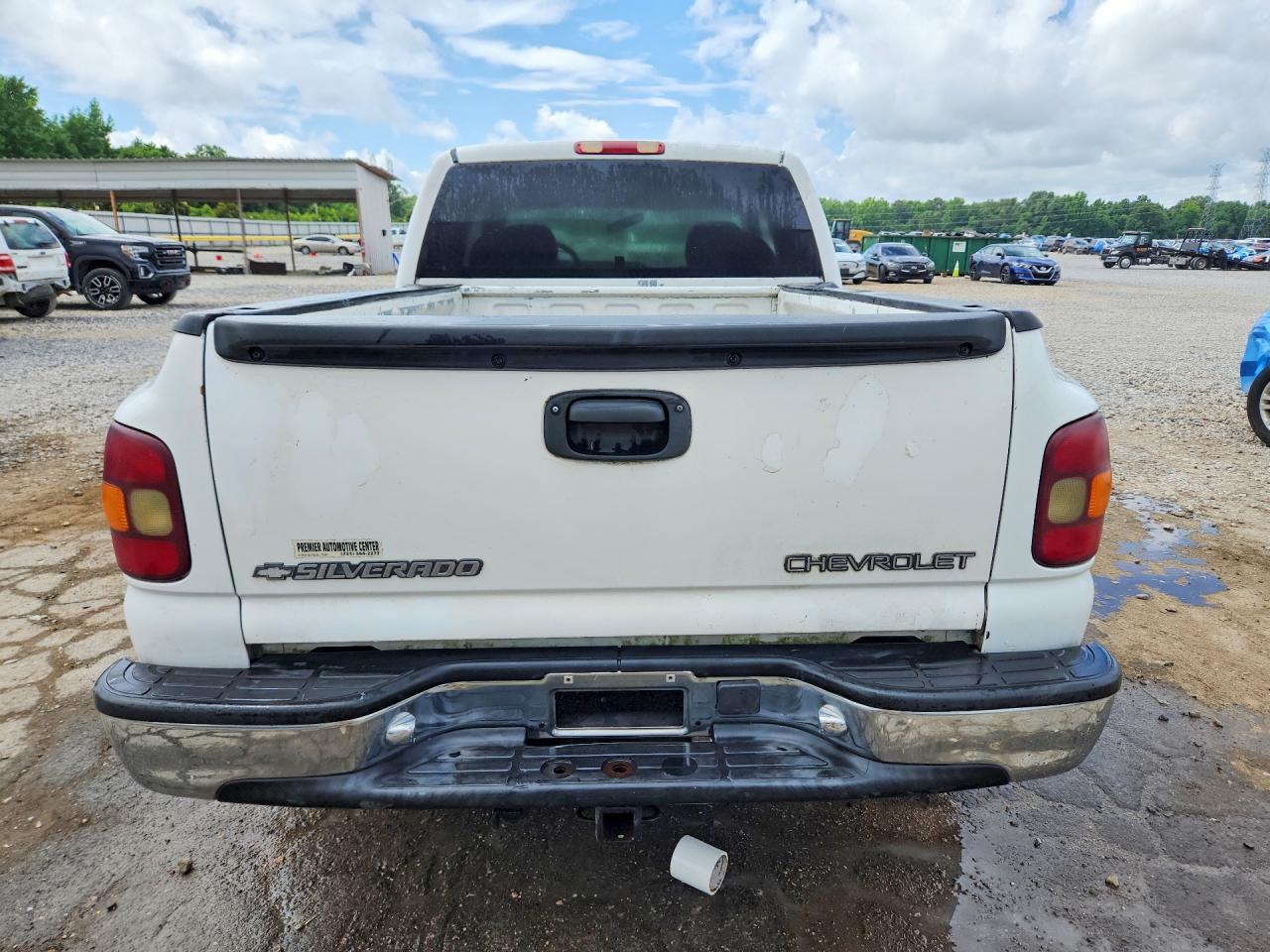 2001 Chevrolet Silverado C1500 White vin: 2GCEC19T811226356