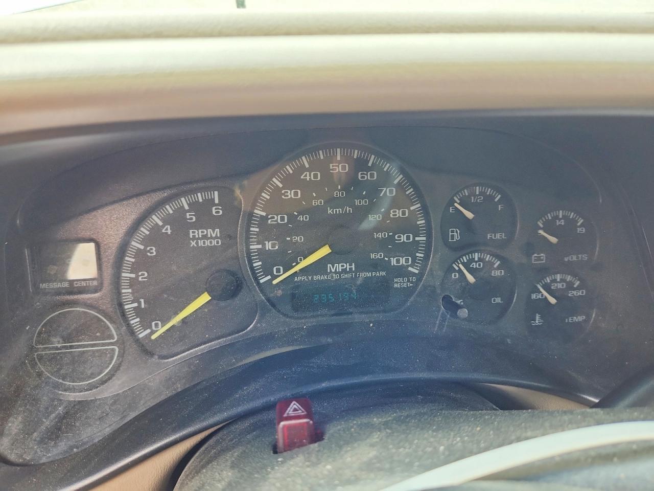 2001 Chevrolet Silverado C1500 White vin: 2GCEC19T811226356